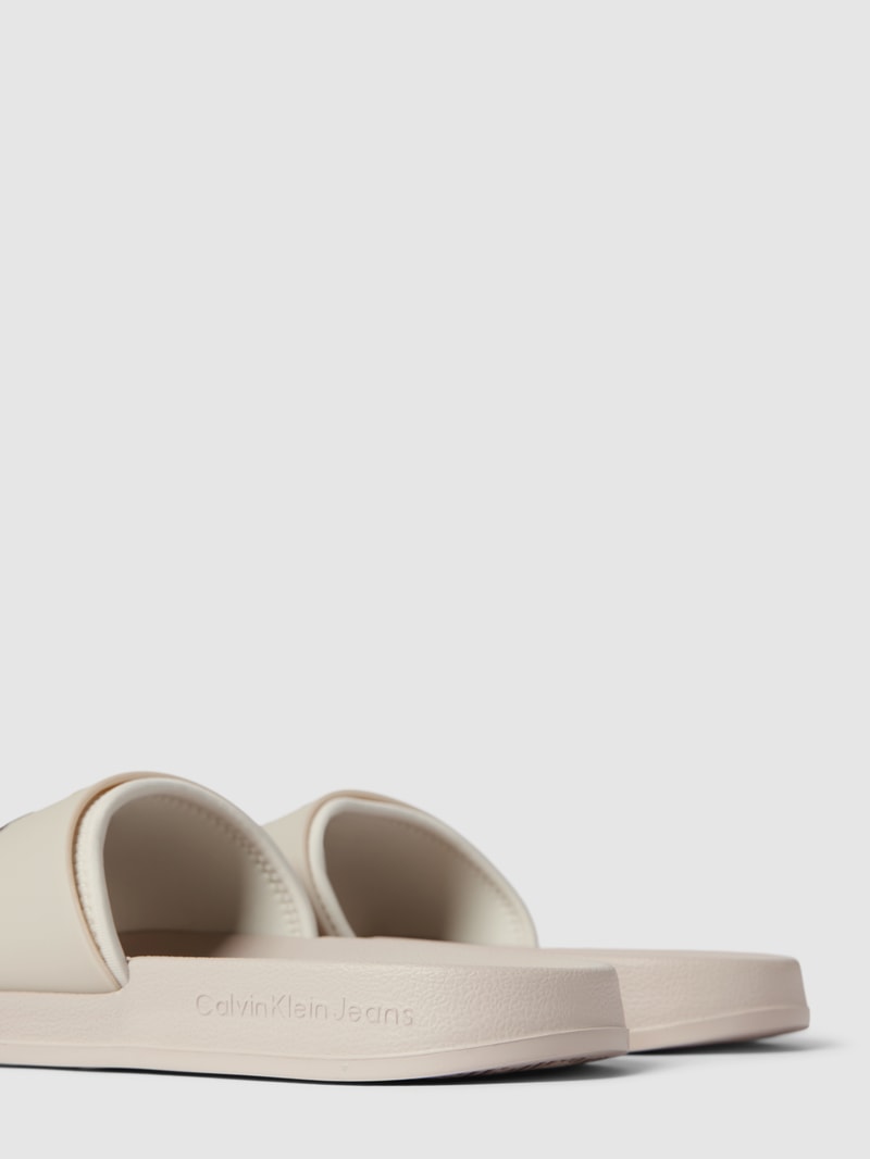 Slides mit Label-Print in beige