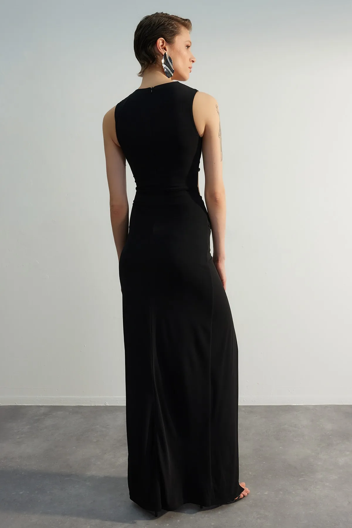 Trendyol Collection  Schwarzes, detailliertes, langes Abendkleid TPRSS23AE00162