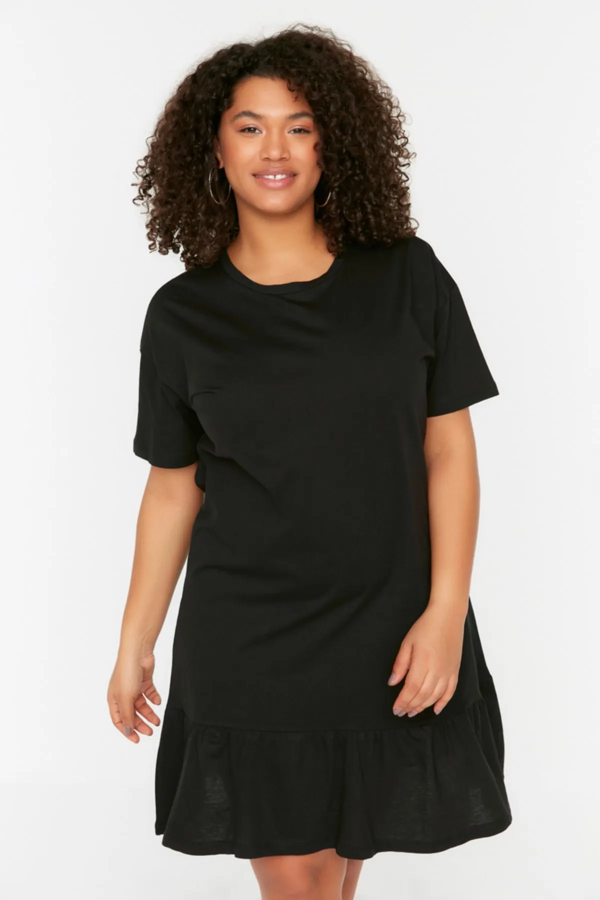 Trendyol Curve  Schwarzes gestricktes T-Shirt-Kleid mit Volants TBSSS22EL2621