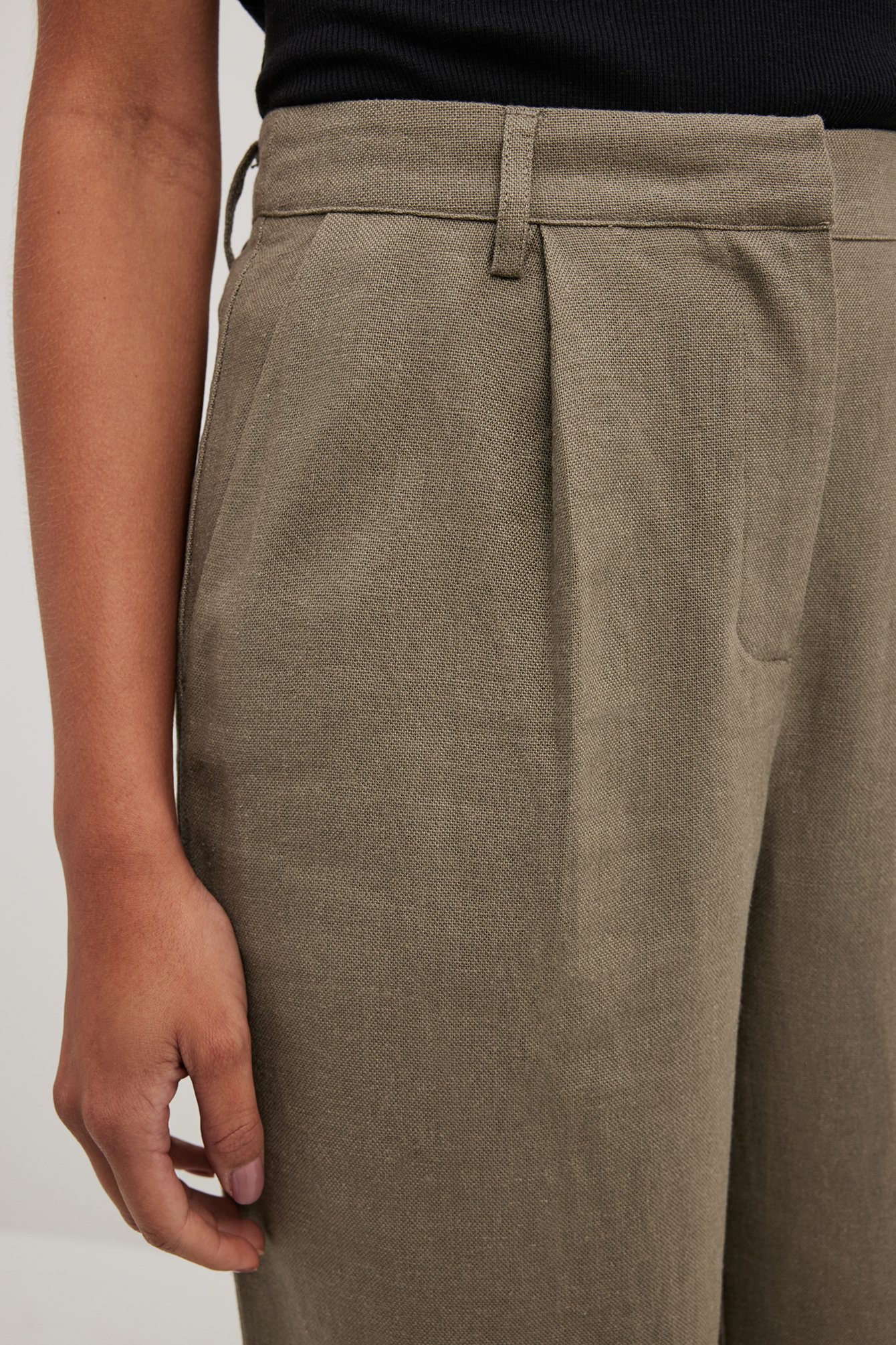 Schwere Leinenhose mit hoher Taille und weitem Bein