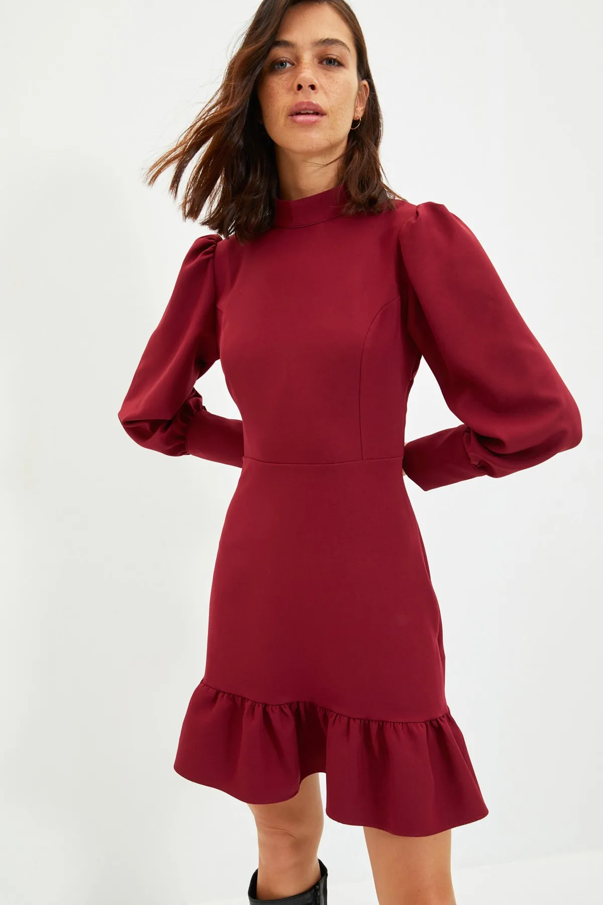 Trendyol Collection  Burgunderfarbenes, gerafftes Mini-Webkleid mit hohem Kragenrock TWOAW21EL1816