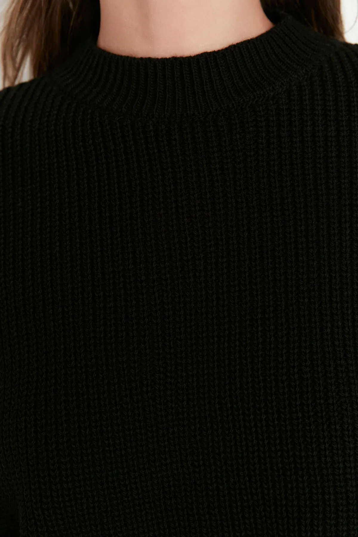 Trendyol Collection  Schwarzer Strickpullover mit Rundhalsausschnitt und weiter Passform TWOAW23KZ01448