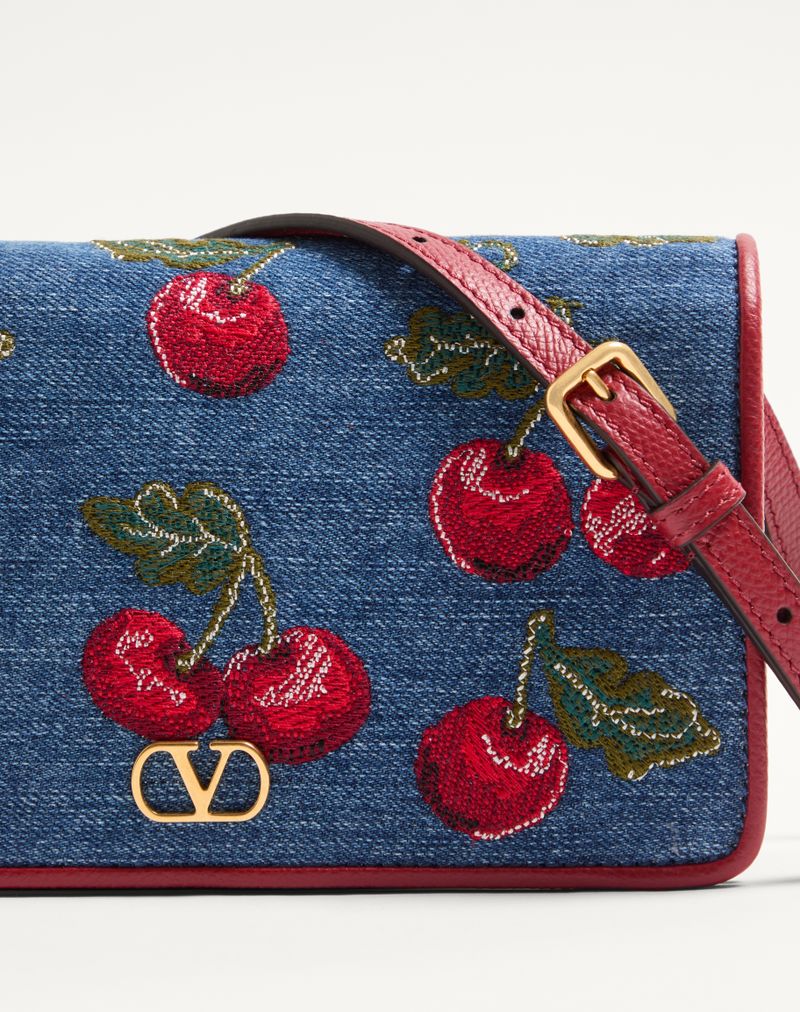 VLogo Signature Mini-skuldertaske i denim med kirsebærbroderi