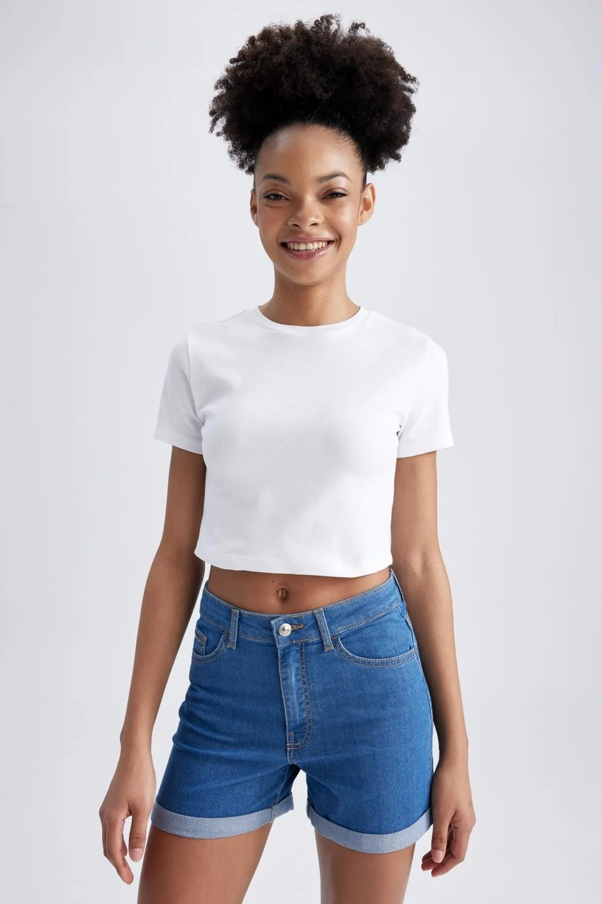DeFacto  Jeans-Shorts mit normaler Taille und umgeschlagenem Bein A1959ax23sm