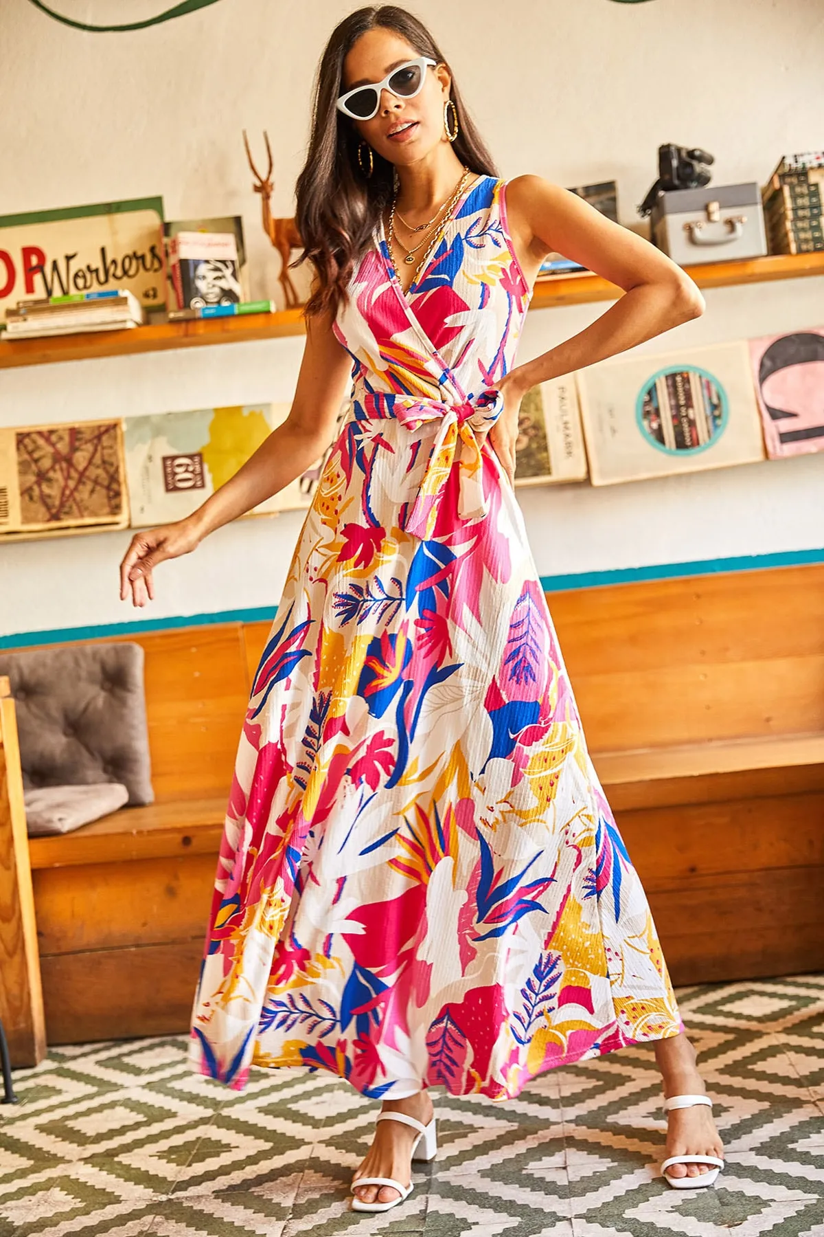 Olalook  Fuchsiafarbenes, florales, zweireihiges Maxi-Strickkleid mit Gürtel und Struktur ELB-19001745
