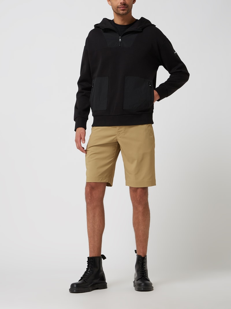 Hoodie mit Reißverschlusstaschen in schwarz