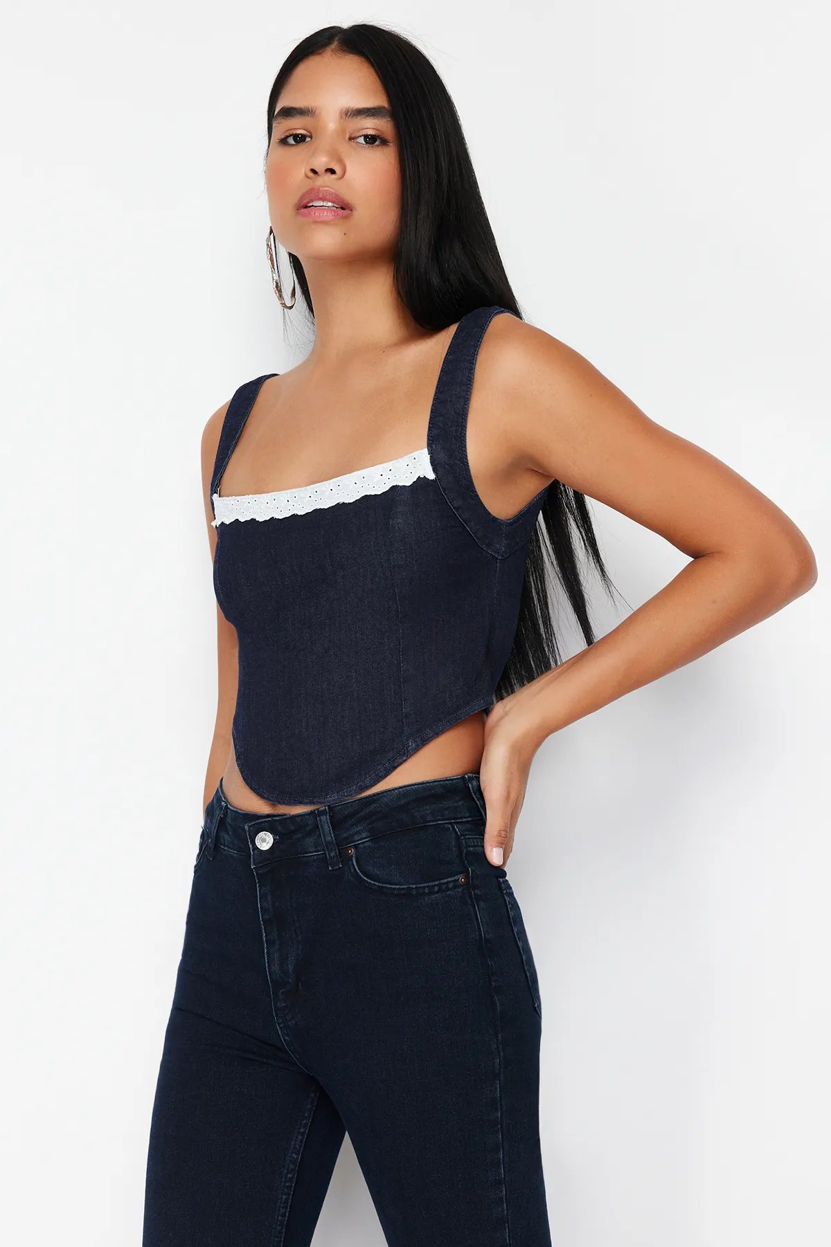 Trendyol Collection  Dunkelblaues, detailliertes Riemchen-Jeans-Bustier mit Kragen TWOSS24BS00010