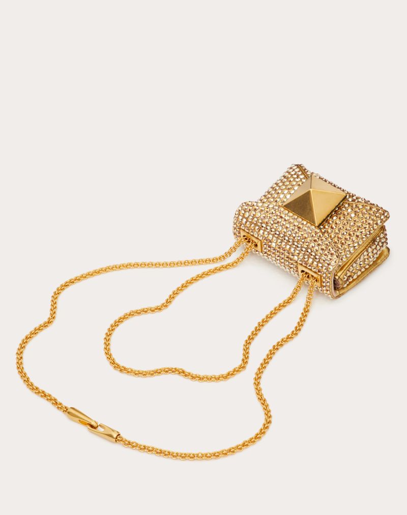MICRO BOLSA COM UMA CORRENTE DE BRINCO COM BORDADO