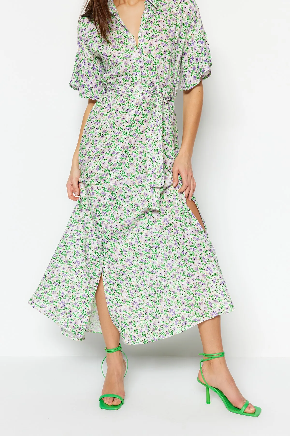 Trendyol Collection  Lilafarbenes, gewebtes Maxi-Hemdkleid aus Viskose mit Blumendruck und Gürtel TWOSS19EL0094