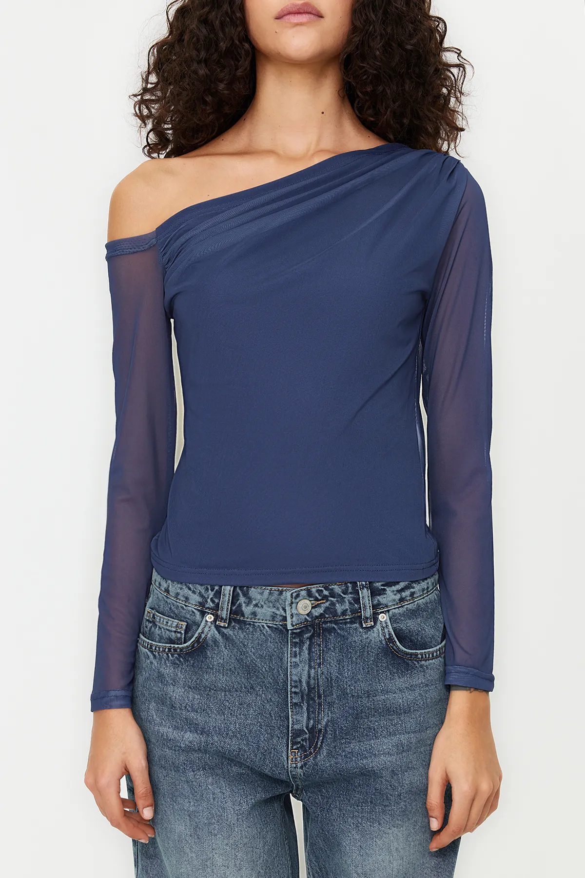 Trendyol Collection  Mit Indigo-Tüll gefütterte Strickbluse mit asymmetrischem Kragen TWOAW24BZ00051