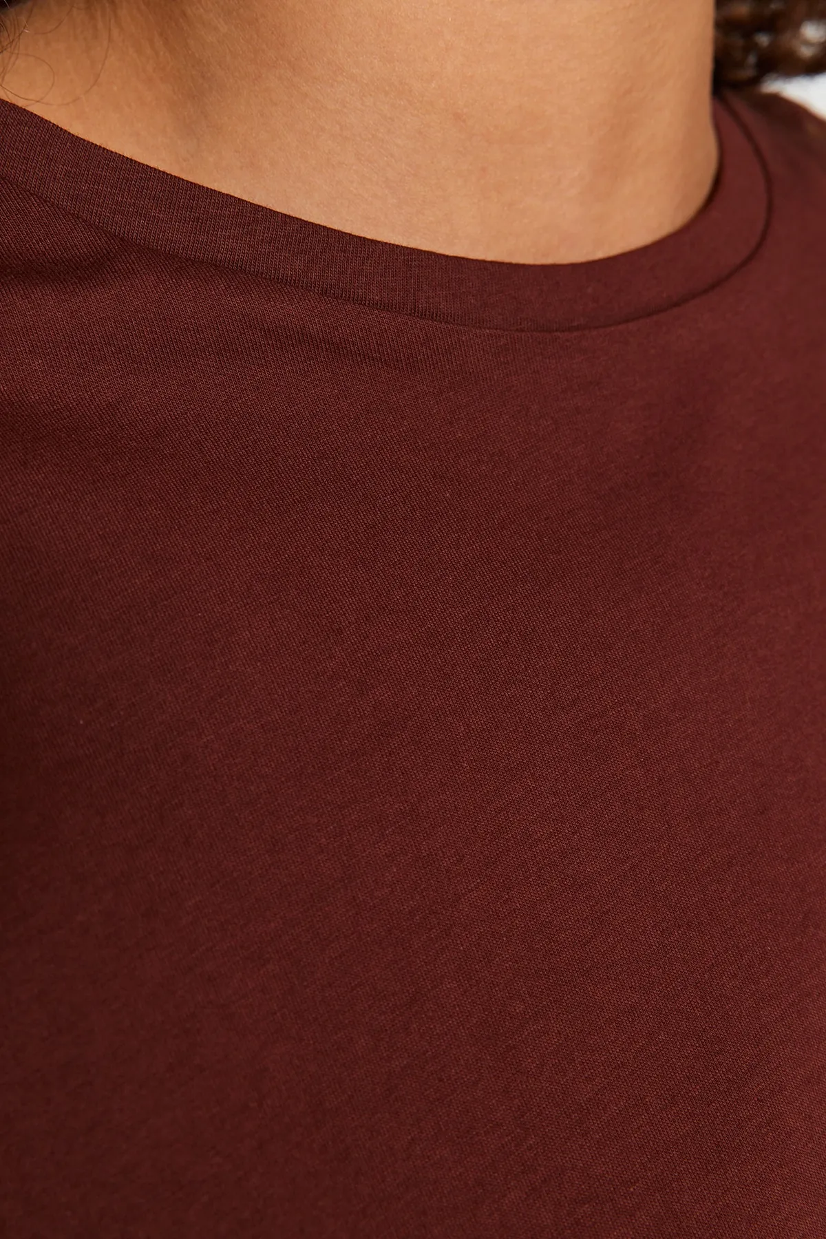 Trendyol Curve  Braunes gestricktes T-Shirt mit Rundhalsausschnitt und Rückenaufdruck TBBSS23BF00024