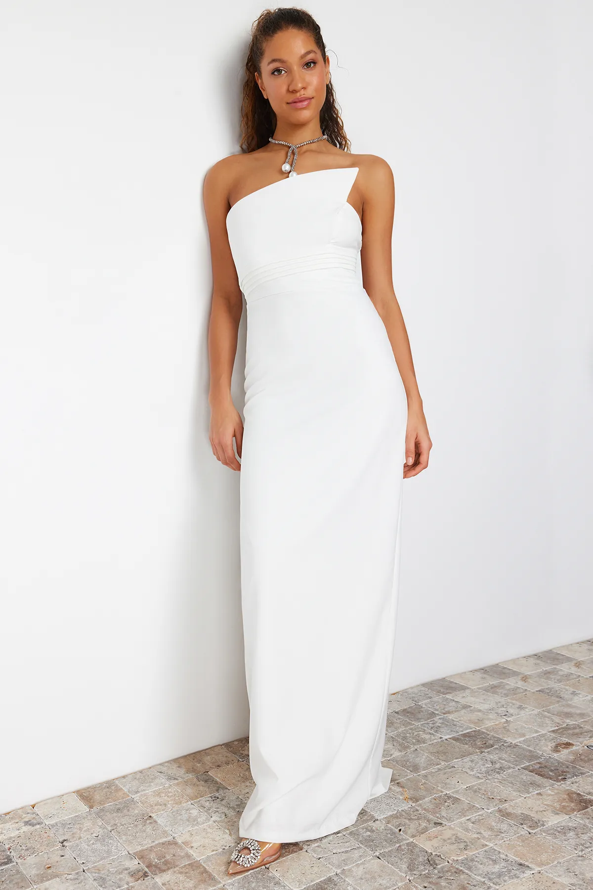 Trendyol Collection  Weißes, gerade geschnittenes, gewebtes Abendkleid und Abschlussballkleid TPRSS23AE00228