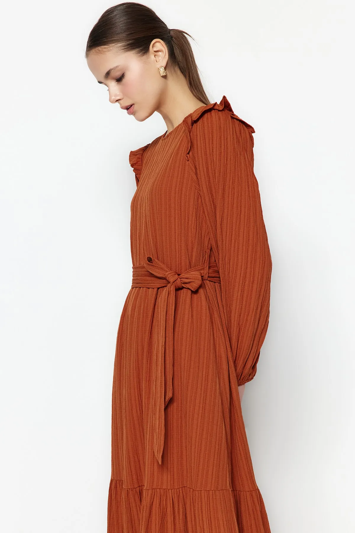 Trendyol Modest  Zimtfarbenes Kleid aus Viskose-Mischgewebe mit Gürtel, Rüschen an den Schultern und Volant-Futter TCTSS23EB00290