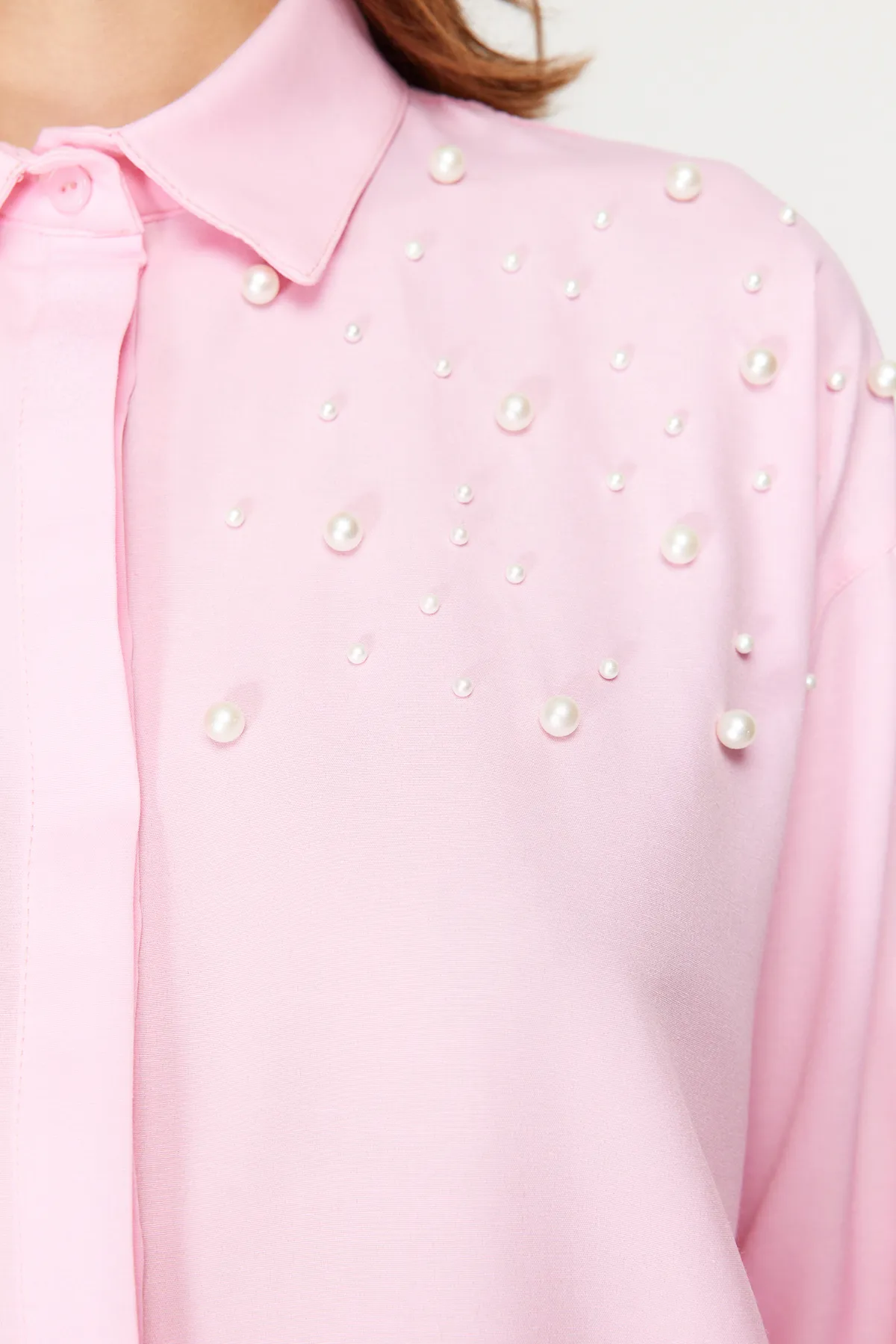 Trendyol Modest  Rosa Hemd aus gewebter Baumwolle mit Perlendetail TCTSS24TG00032