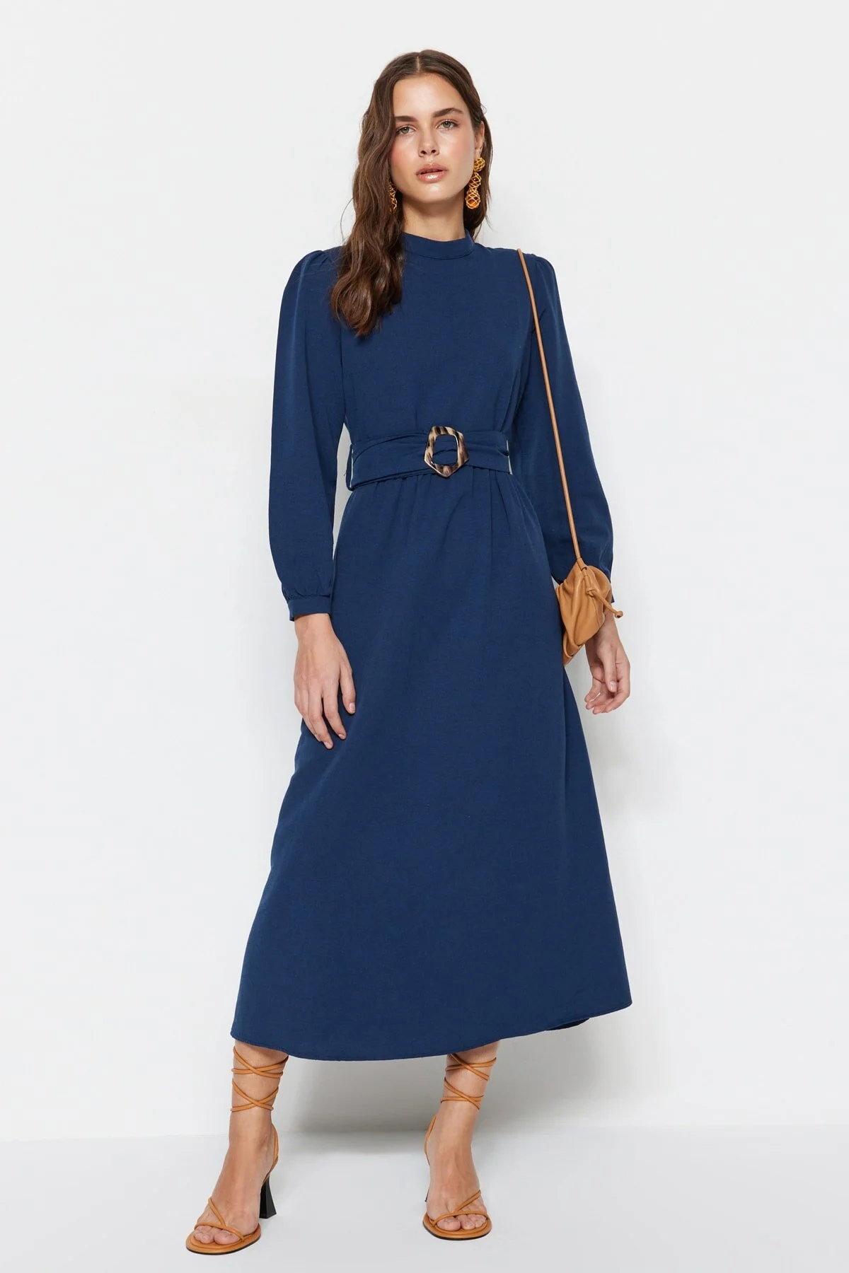 Trendyol Modest  Marineblaues gewebtes Kleid mit Stehkragen und Gürtel in Leinenoptik TCTSS23EB00018