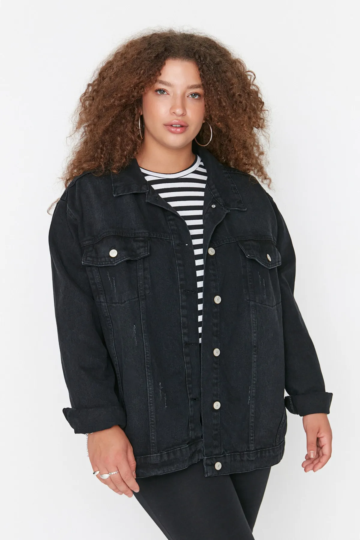 Trendyol Curve  Anthrazitfarbene Jeansjacke mit Taschendetail TBBSS22YE00000