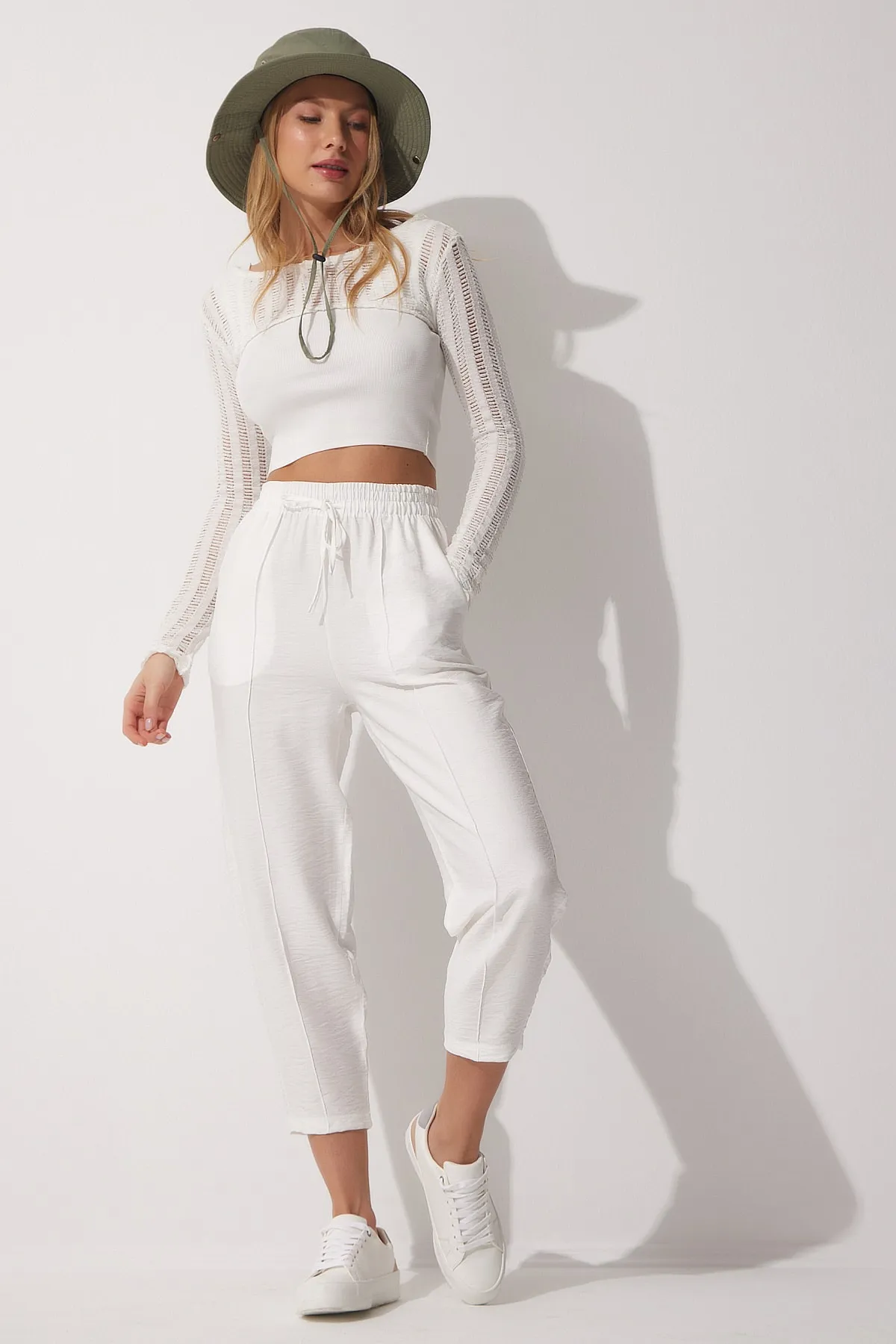 Happiness İstanbul  Weiße Shalwar-Hose aus Leinen für Damen mit Seitentaschen TO00050