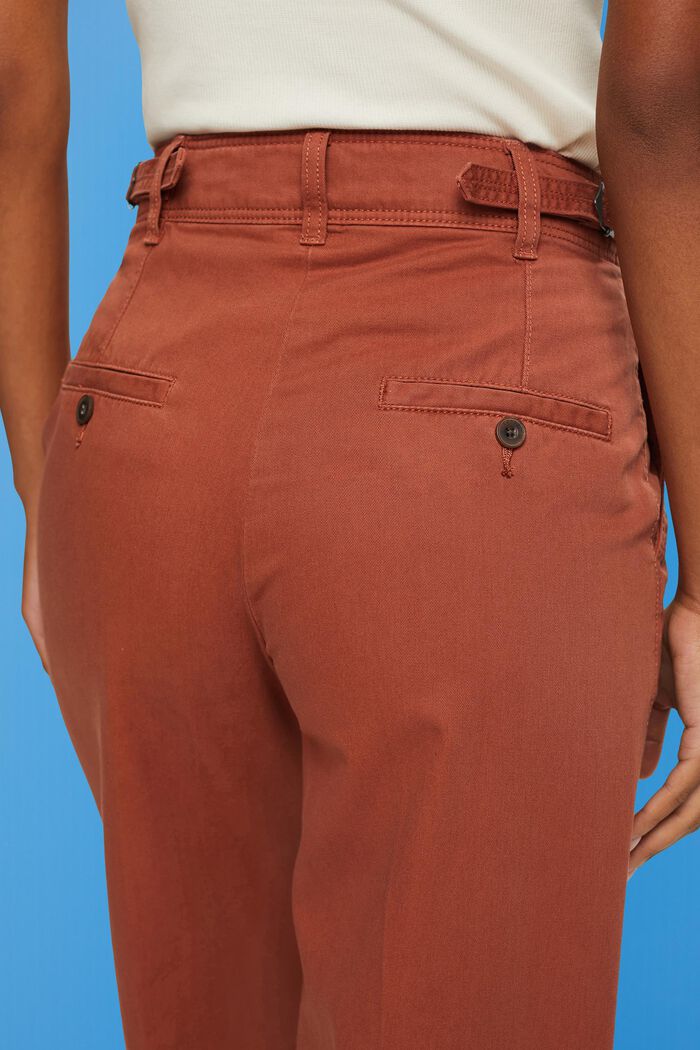 Chino mit weitem Bein