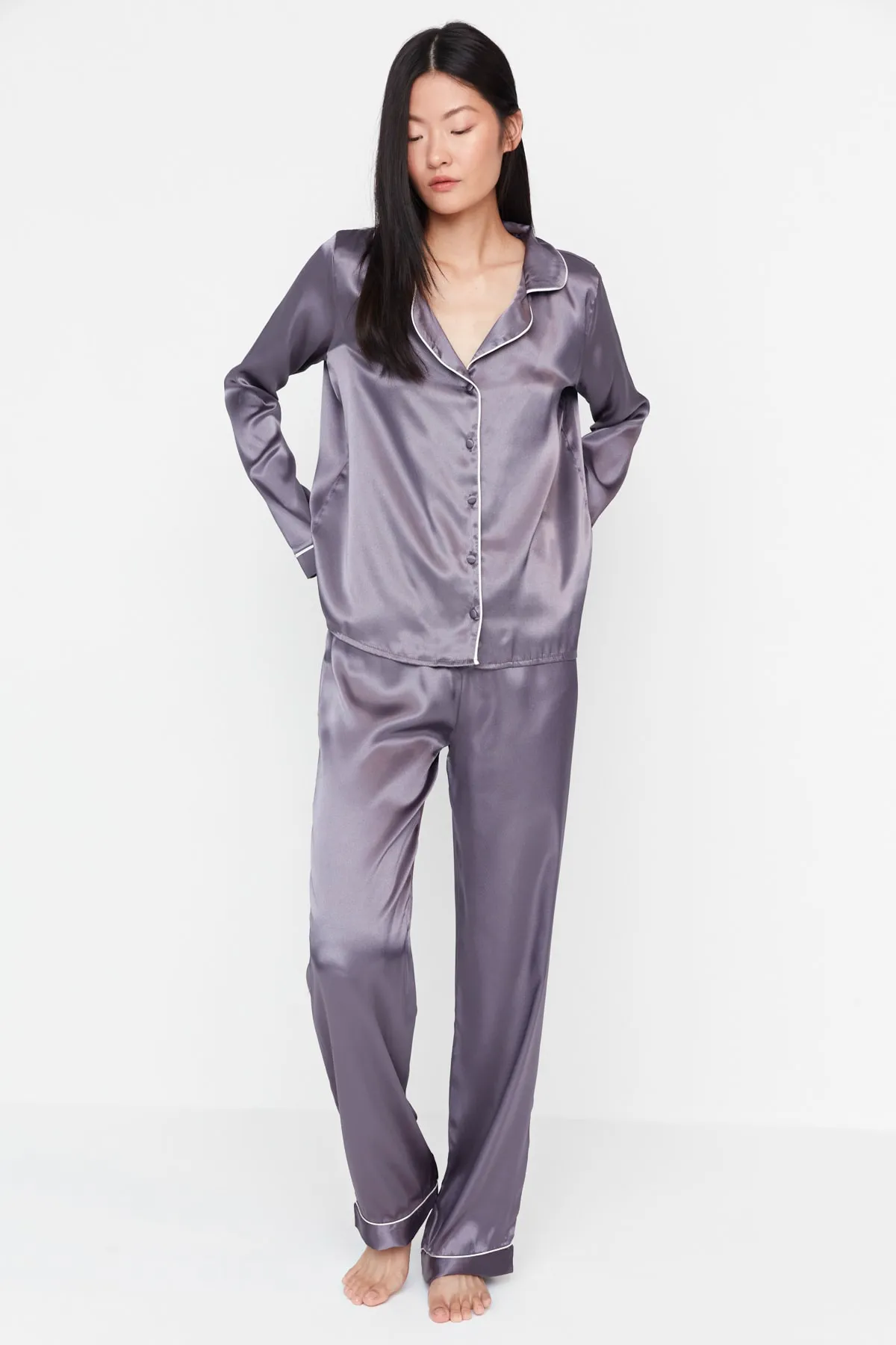 Trendyol Collection  Pyjama-Set aus gewebtem Satin mit Hemdkragen und geräucherter Paspelierung THMAW23PT00333