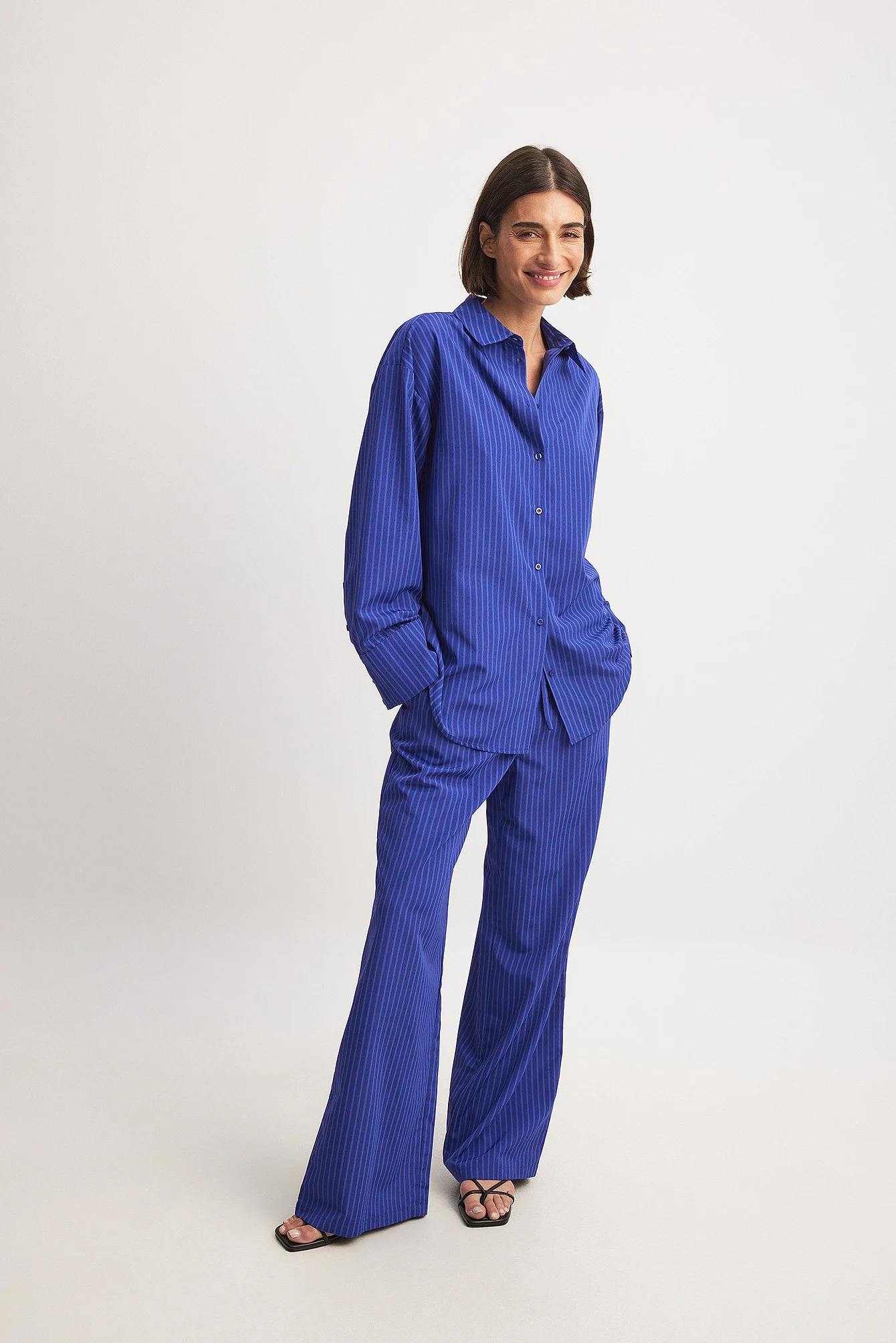 Gestreifte elastische Hose mit halbhoher Taille