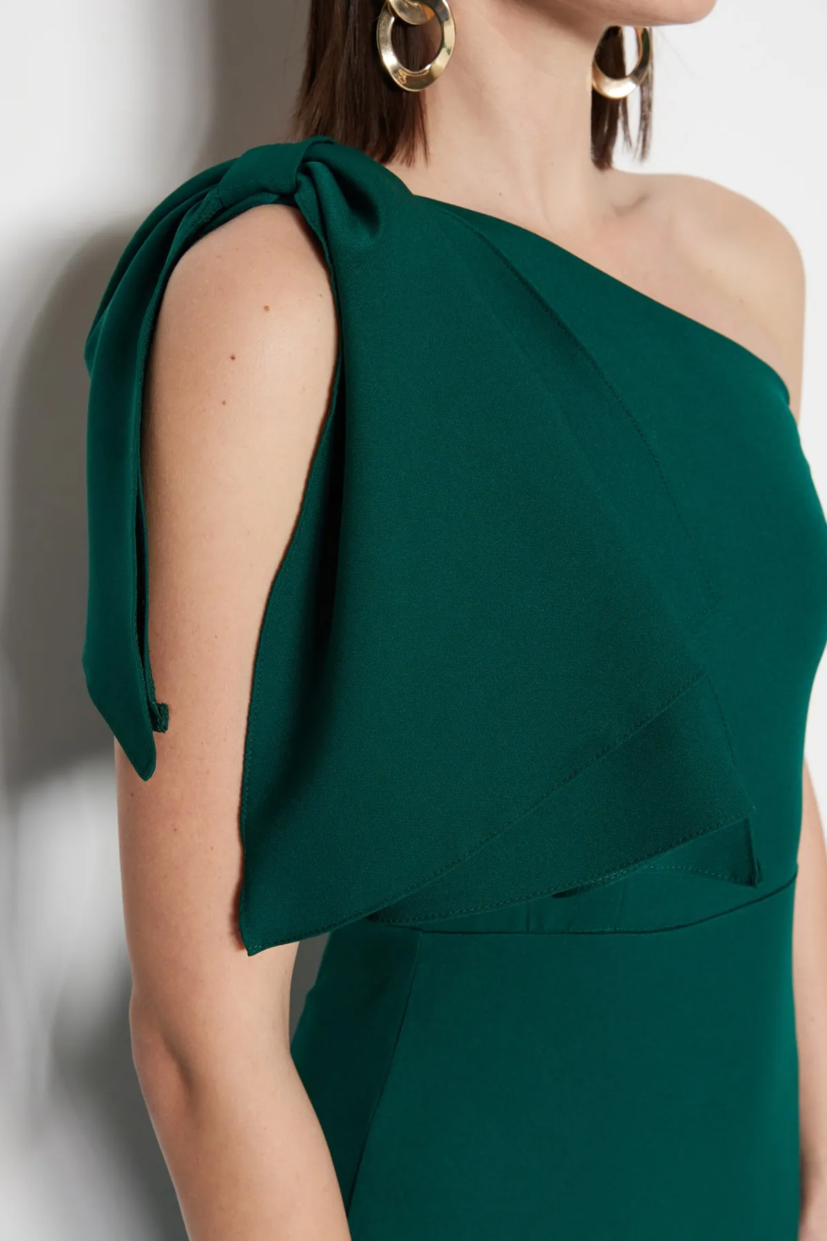 Trendyol Collection  Smaragdgrünes langes Abendkleid mit Taillenöffnung/Skater-Muster TPRSS23AE00095