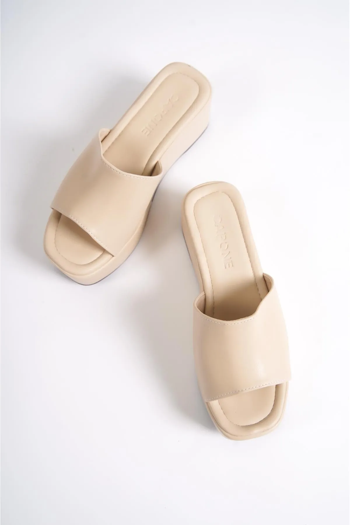 Capone Outfitters  Capone Skin Wedge Heeled Single Strap Beige Damen-Flatform-Hausschuhe