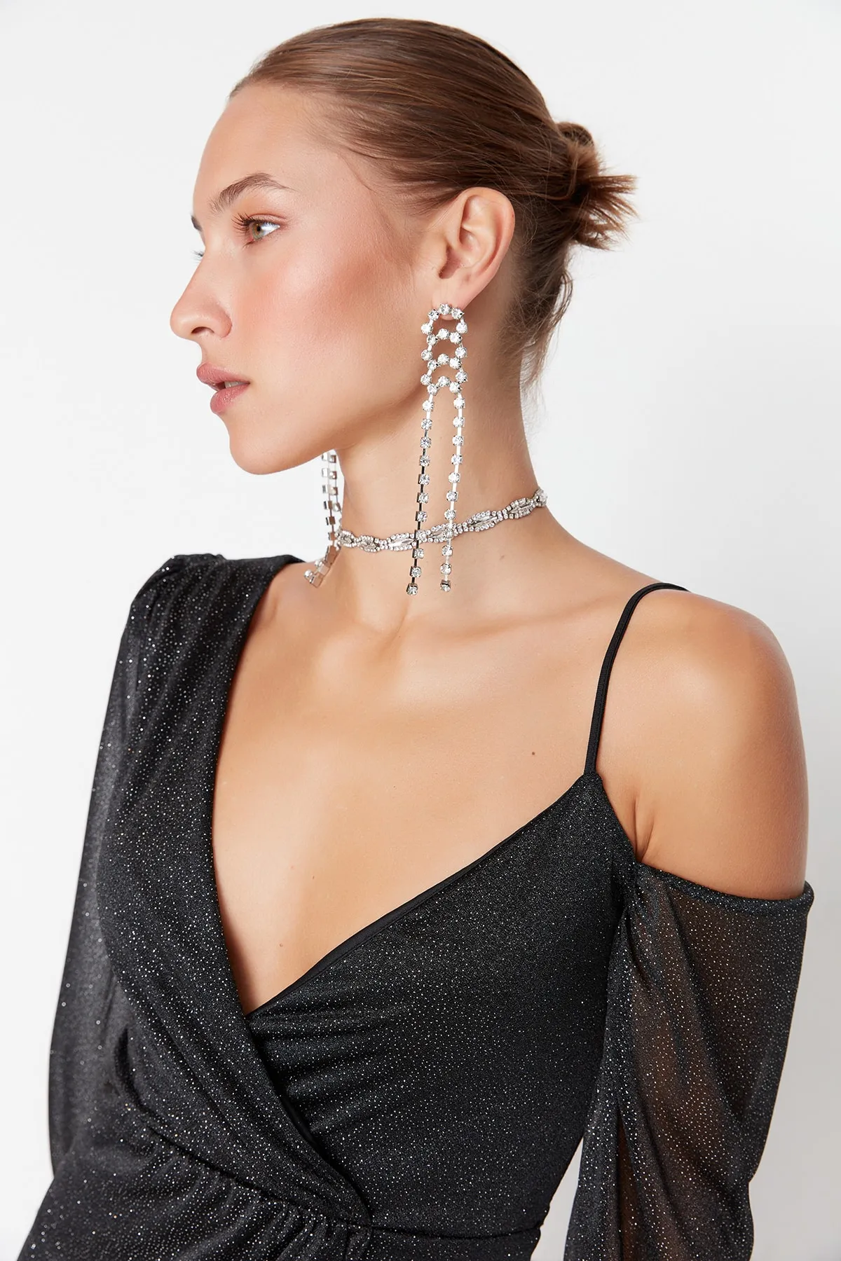 Trendyol Collection  Glitzerndes, elegantes Abendkleid mit schwarzem Kragen und detailliertem Ausschnitt TPRAW23EL00347