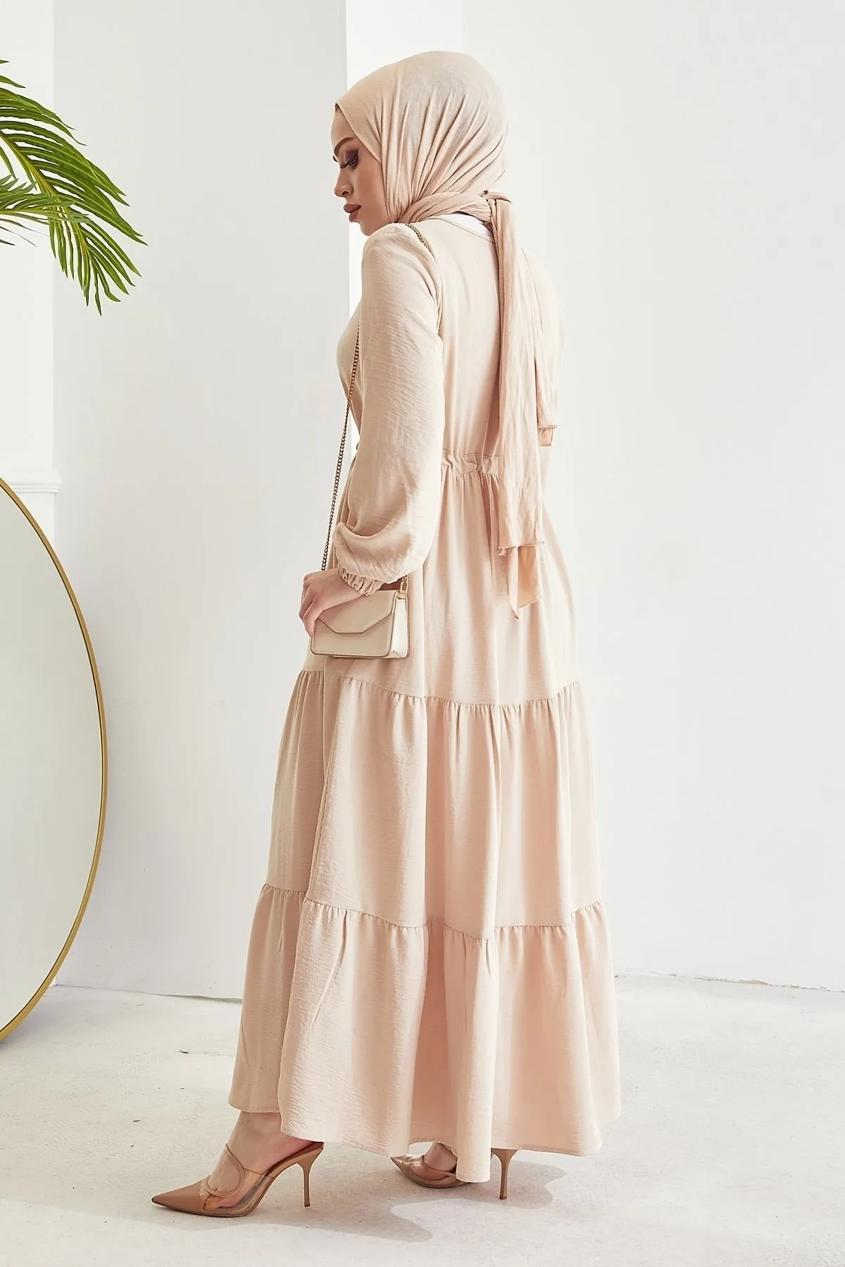 InStyle  Pamela Ayrobin Hijab-Kleid mit Knöpfen – Beige