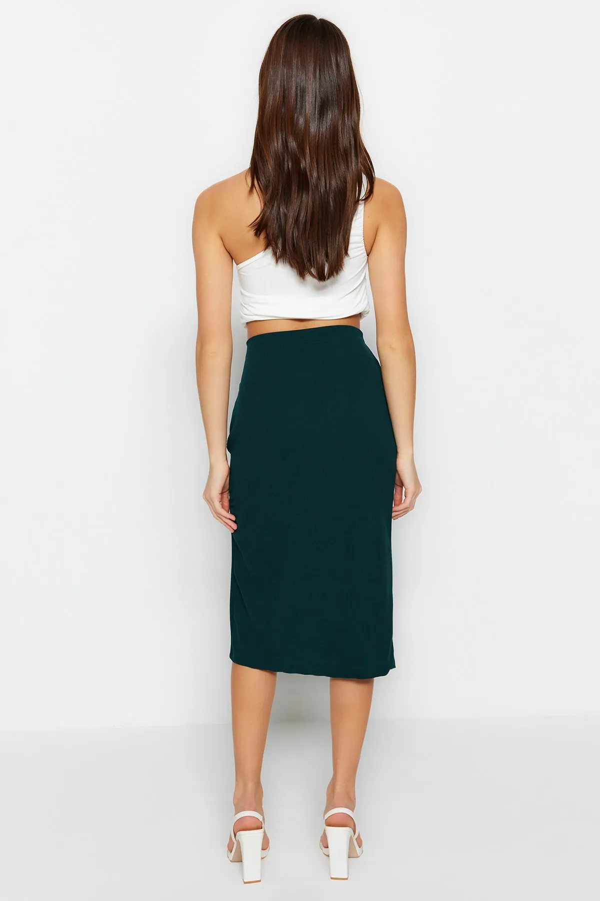 Trendyol Collection  Smaragdgrüner, figurbetonter, eleganter Midi-Strickrock aus Crêpe mit Drapierung und Schlitz TWOSS23ET00316