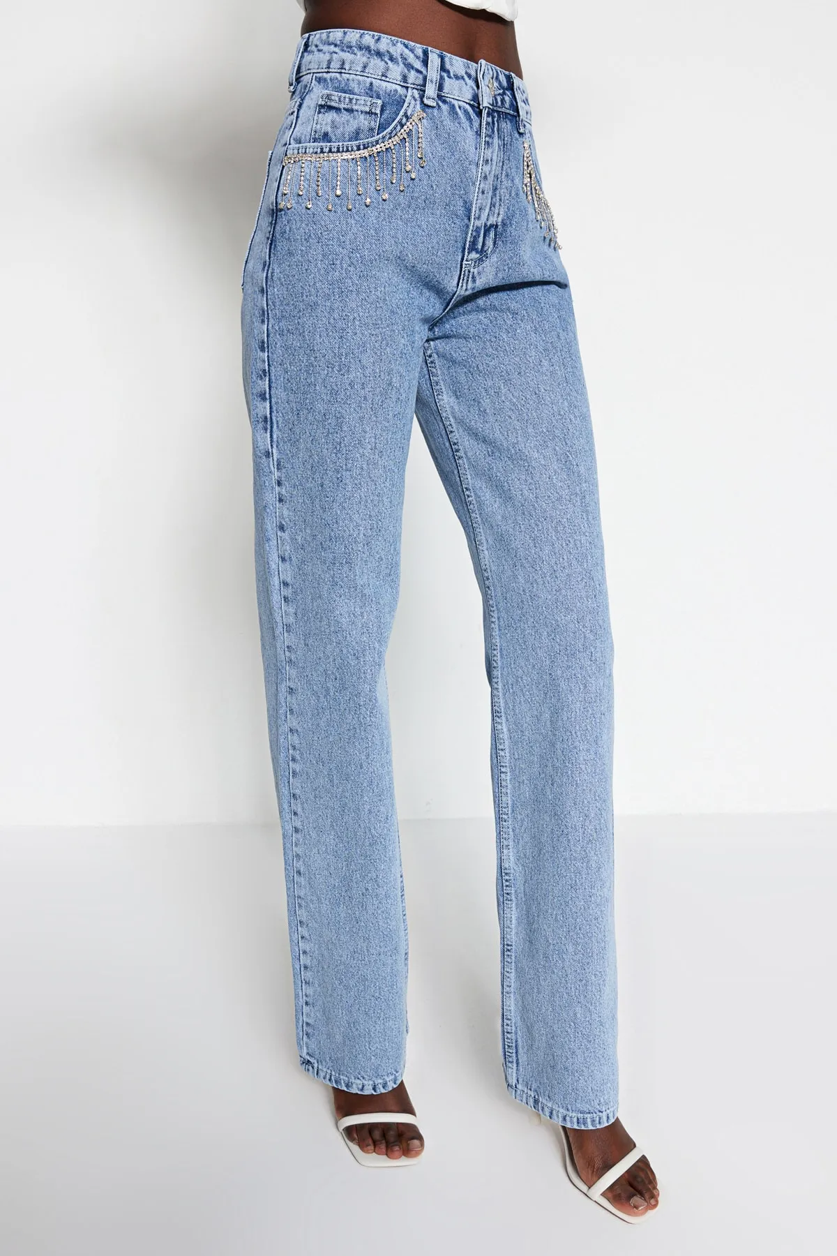 Trendyol Collection  Blaue Jeans mit hoher Taille und weitem Bein und Detailzubehör TWOSS23JE00204