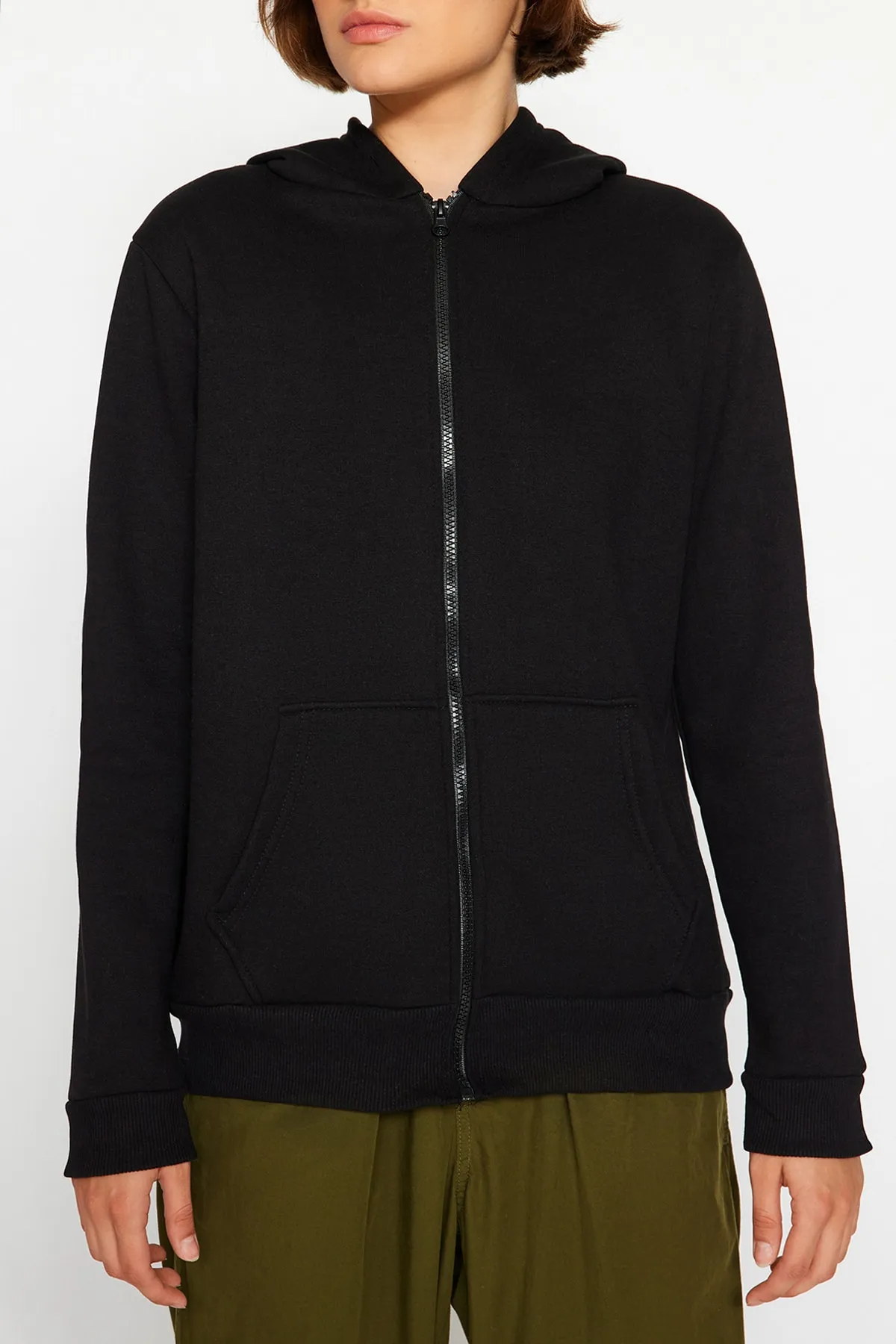 Trendyol Collection  Schwarzes, dickes Innenfleece-Sweatshirt mit normaler/normaler Passform und Kapuze mit Reißverschluss TWOAW21SW0836