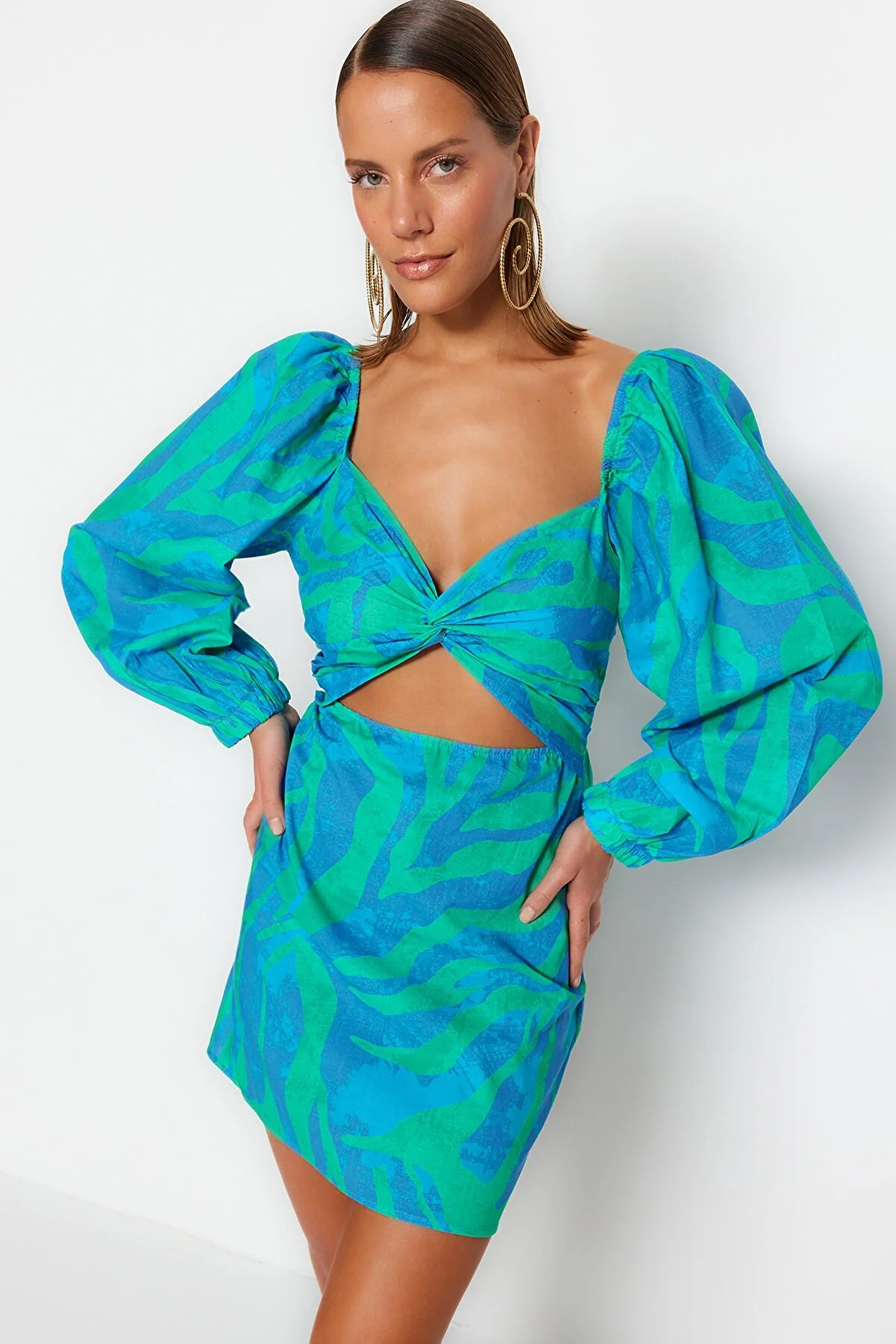 Trendyol Collection  Mini-Strandkleid aus 100 % Baumwolle mit gewebtem Cut-out/Fenster und abstraktem Muster TBESS23EL00175