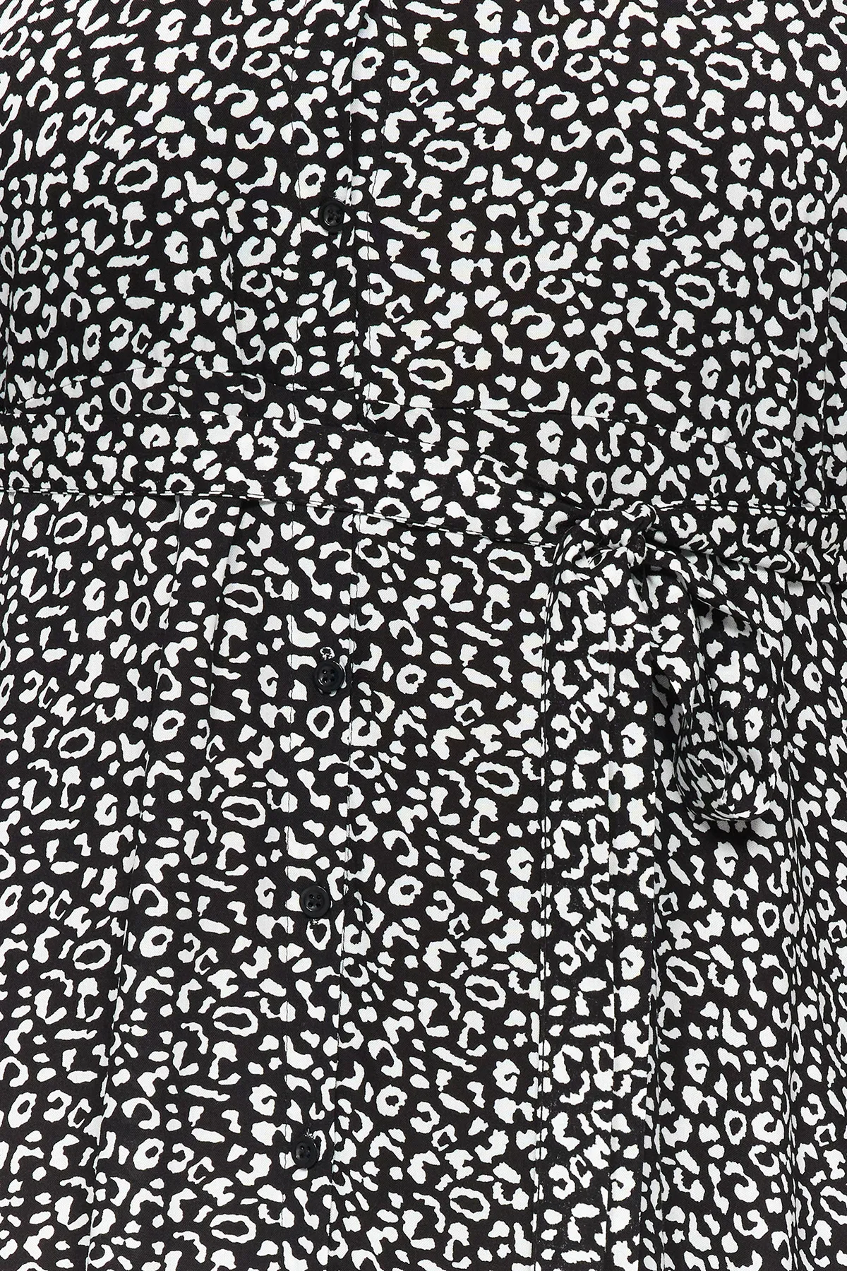 Trendyol Curve  Schwarzes, gemustertes, gewebtes Hemdblusenkleid mit Knöpfen vorne TBBSS22EL1607