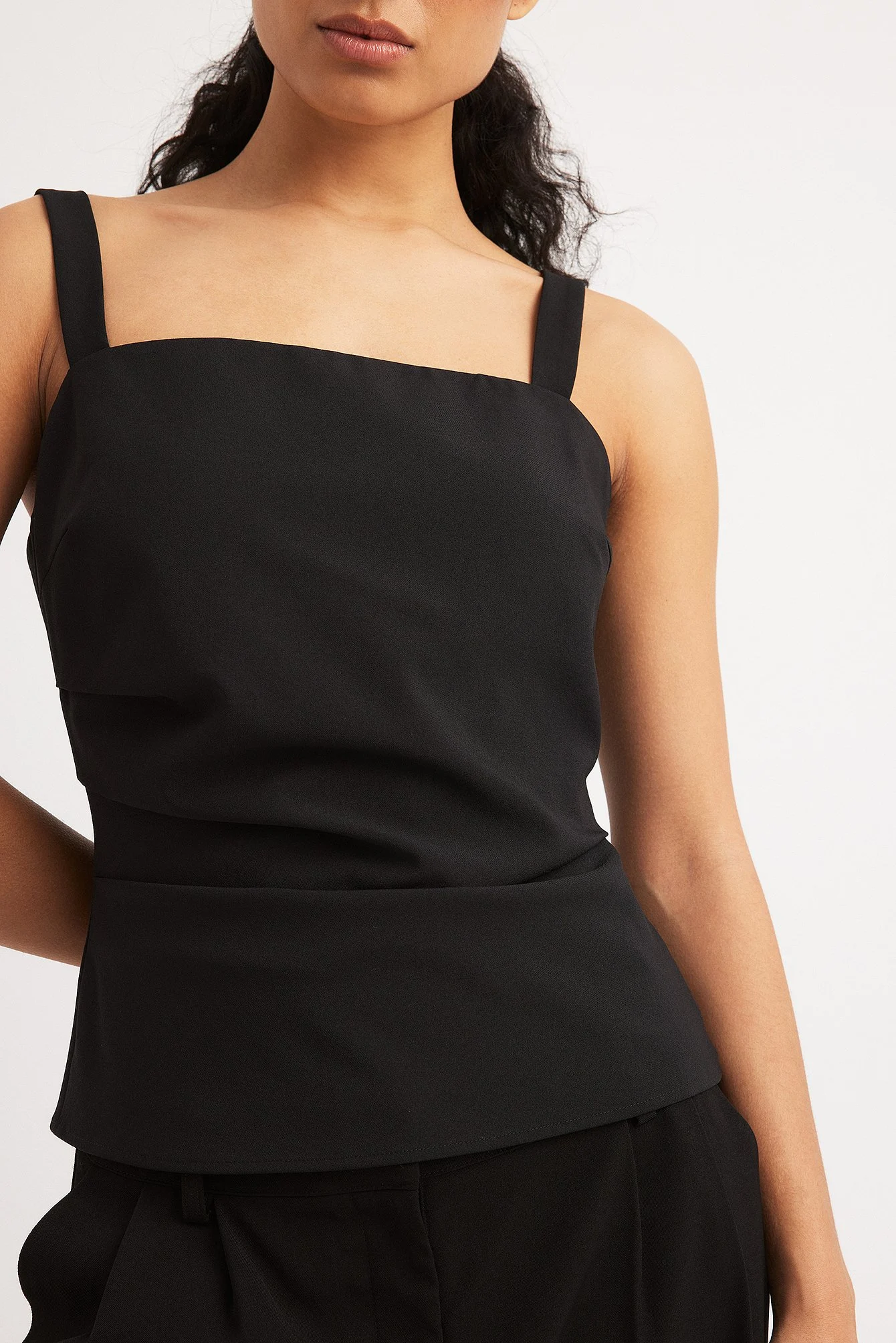 Tailliertes Singlet mit Rüschen