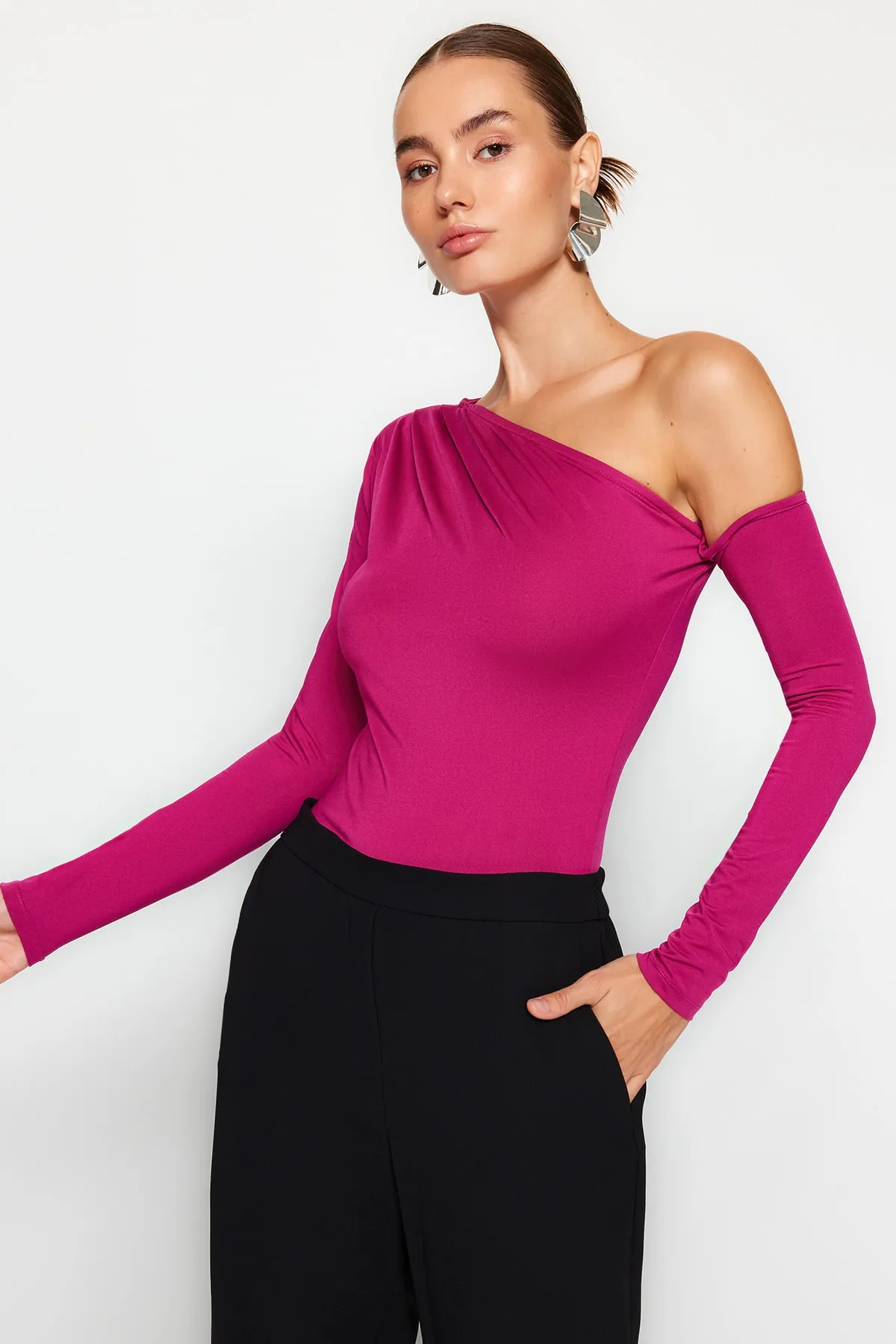 Trendyol Collection  Fuchsia Asymmetrischer Kragen Langarm Stretch Strick Body mit Druckknöpfen TWOAW22BD0080