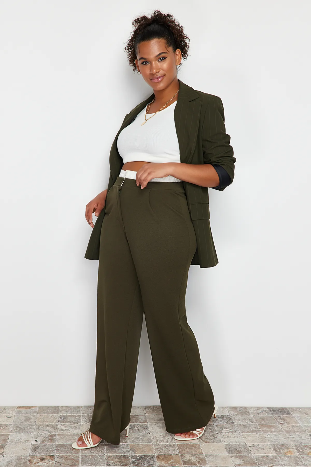Trendyol Curve  Khakifarbene Strickhose mit Taillendetail TBBSS24AR00000