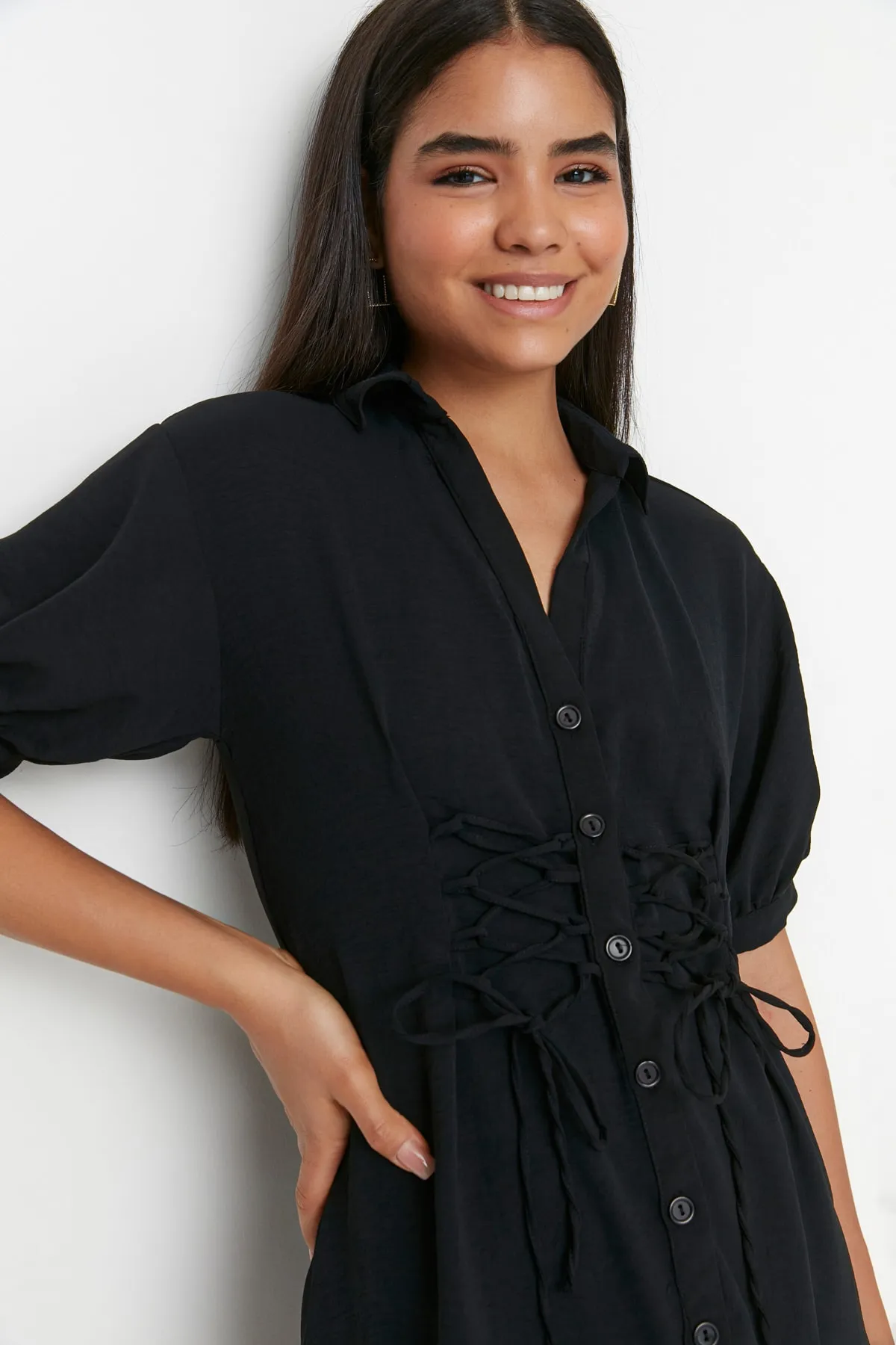 Trendyol Collection  Schwarzes, detailliertes Mini-Hemdkleid mit Krawatte TWOSS22EL00426