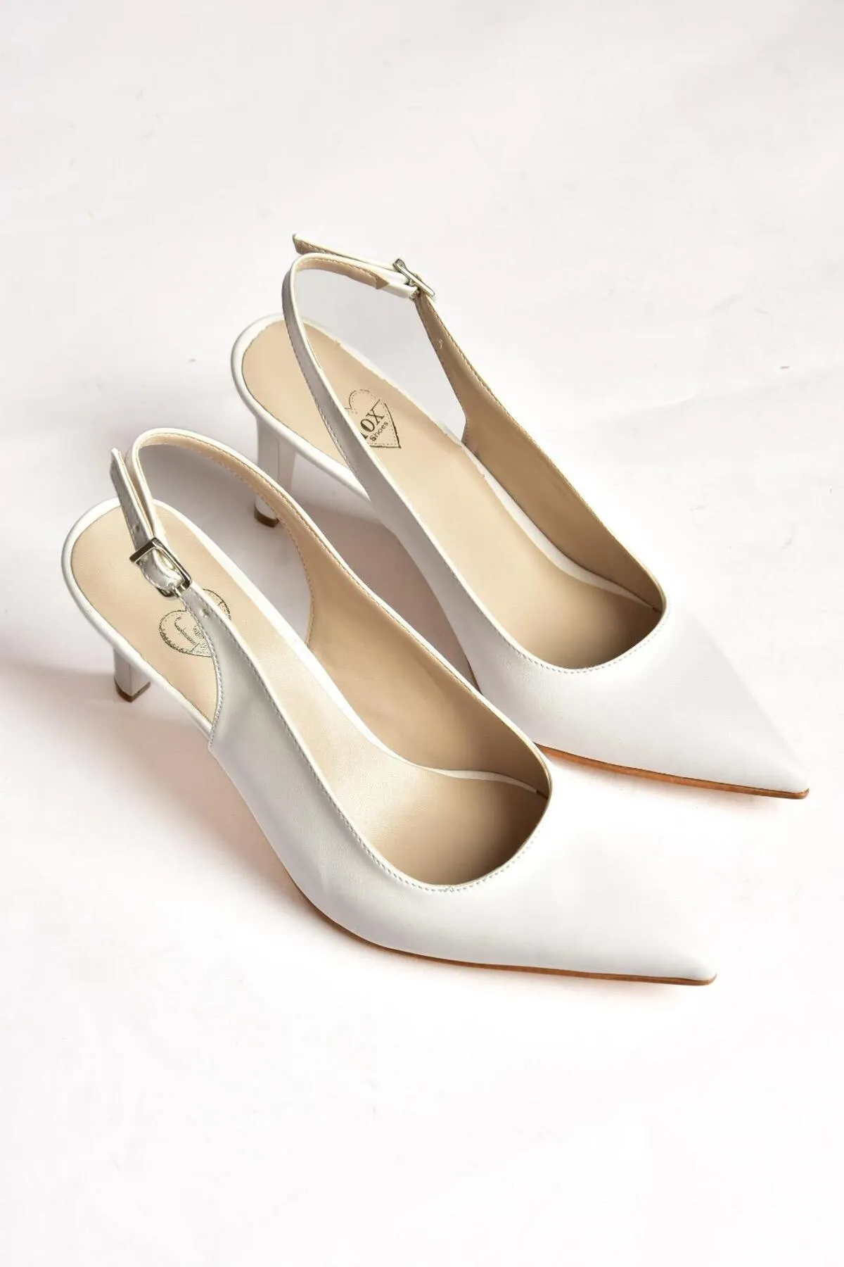 Fox Shoes  S654071709 Weiße Damenschuhe mit dünnem Absatz