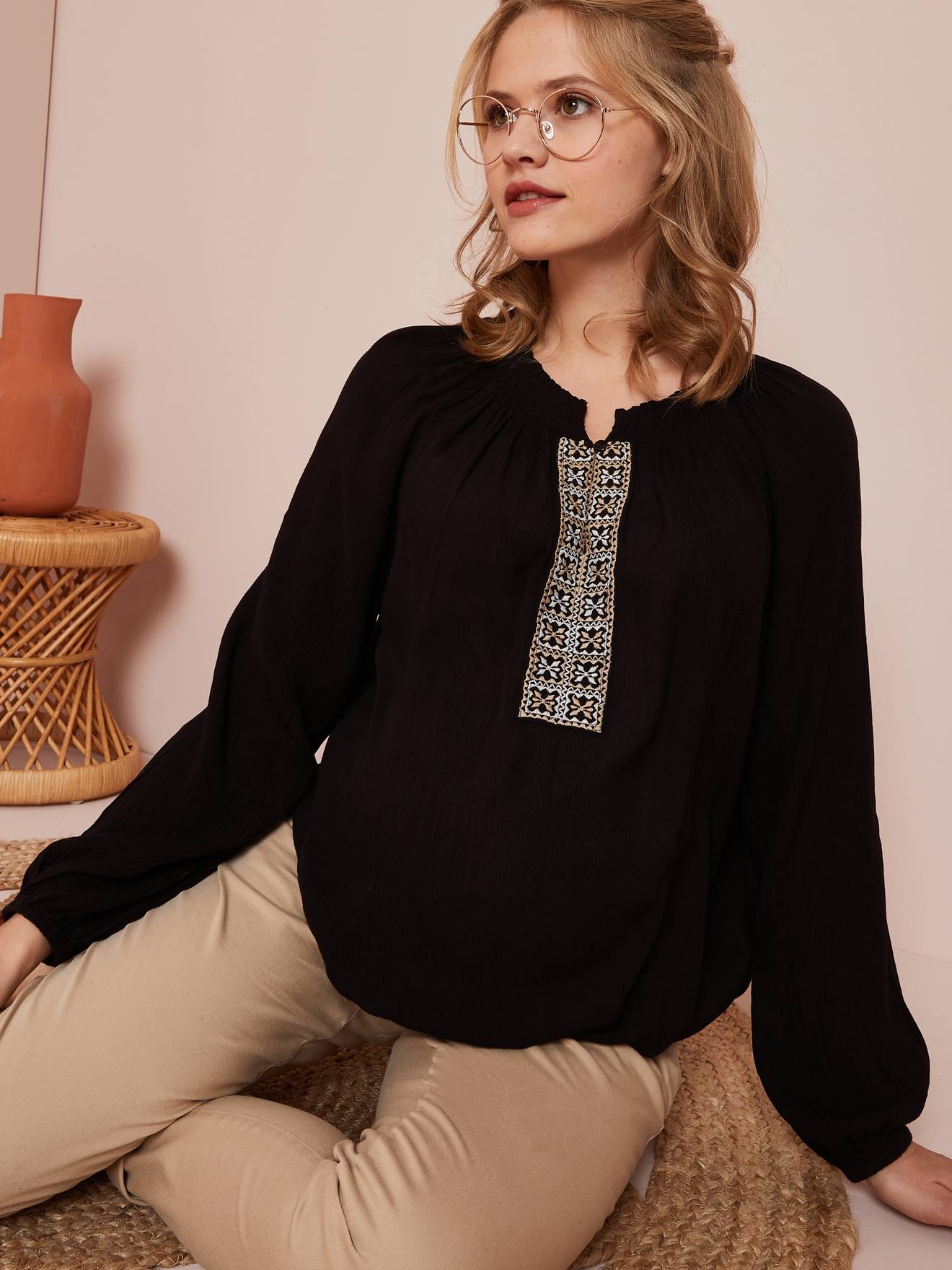 Blouse de grossesse smockée avec broderie noir