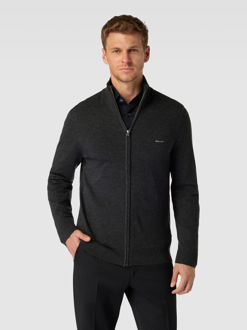 Strickjacke aus Lammwoll-Mix mit Stehkragen und Label-Stitching in dunkelgrau meliert