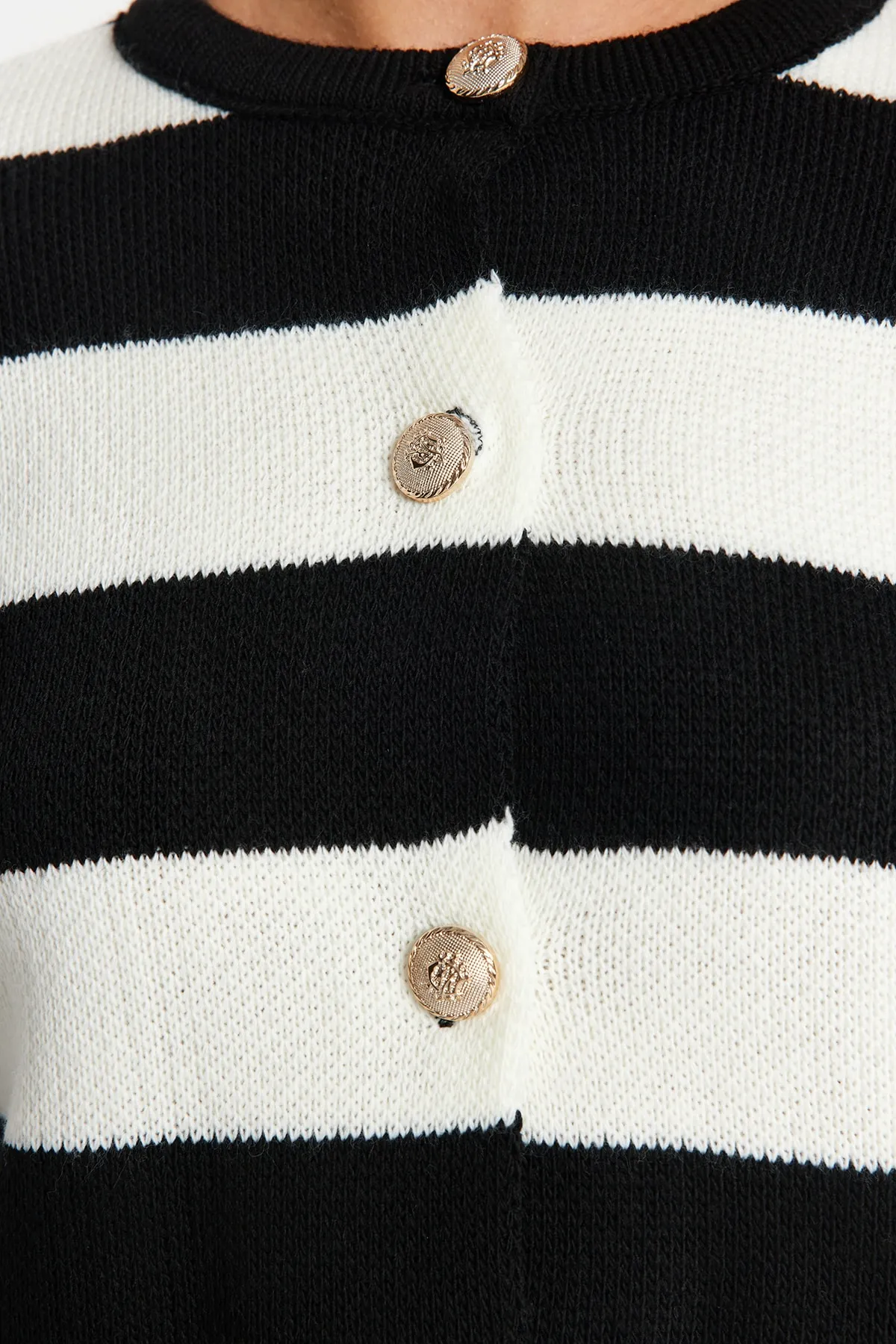 Trendyol Collection  Ecru gestreifter Basic-Strick-Cardigan TWOAW24HI00091