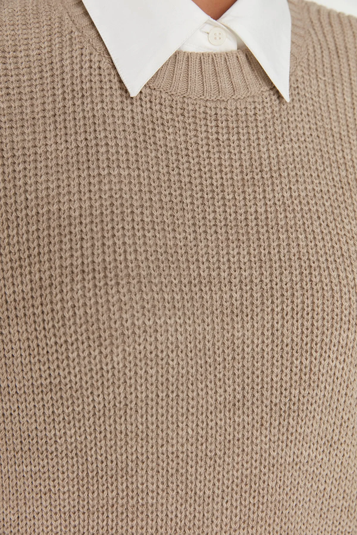 Trendyol Modest  Nerzfarbener Strickpullover mit seitlichem Schlitzdetail TCTAW23SV00010