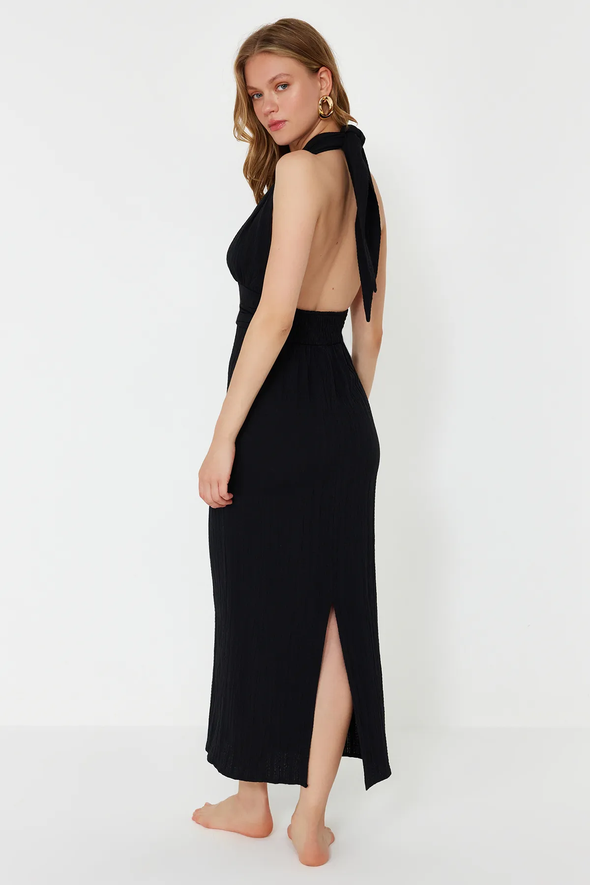 Trendyol Collection  Schwarzes Maxi-Strandkleid aus Leinenmischung mit tiefem Ausschnitt und gewebter Rückseite TBESS24EL00096