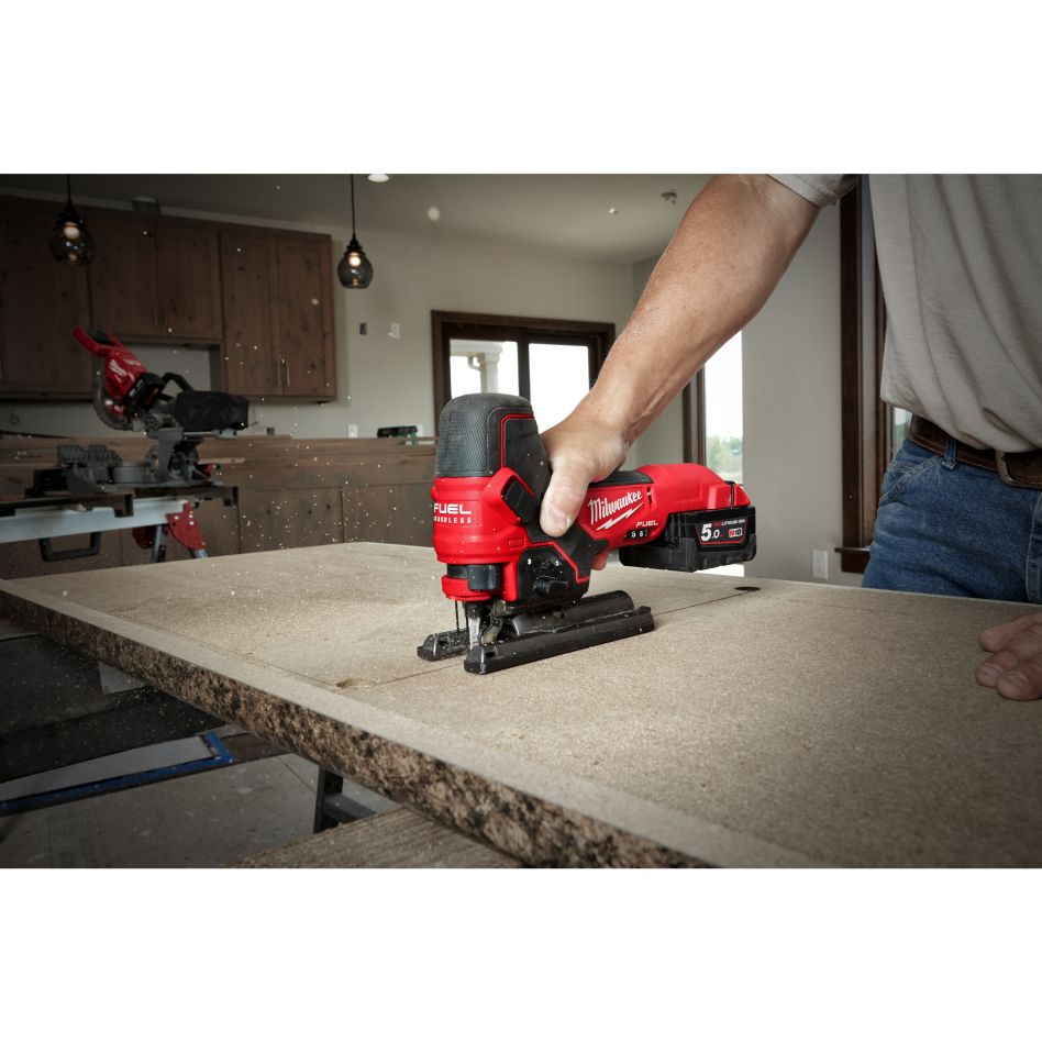 Scie sauteuse sans fil Milwaukee 4933500556 M18 FUEL FBJS-502X : 2 batteries 5,0 Ah et chargeur inclus dans un coffret.