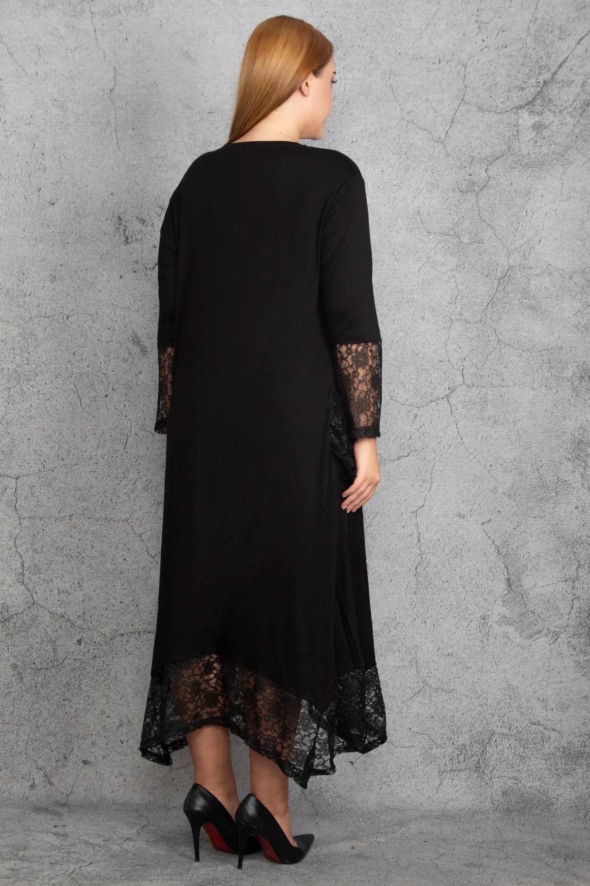 Şans  Damen-Langarmkleid aus schwarzer Viskose mit Spitze und Details in Übergröße 65n18911