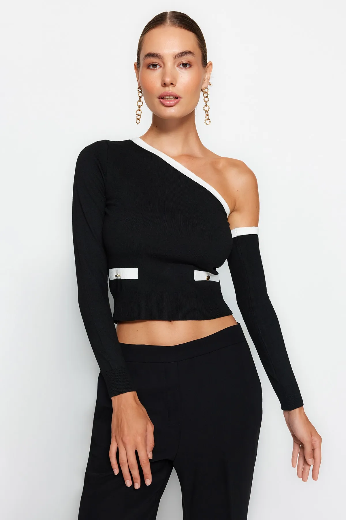 Trendyol Collection  Schwarzer kurzer Strickpullover mit abnehmbaren One-Shoulder-Ärmeln TWOAW24KZ01148