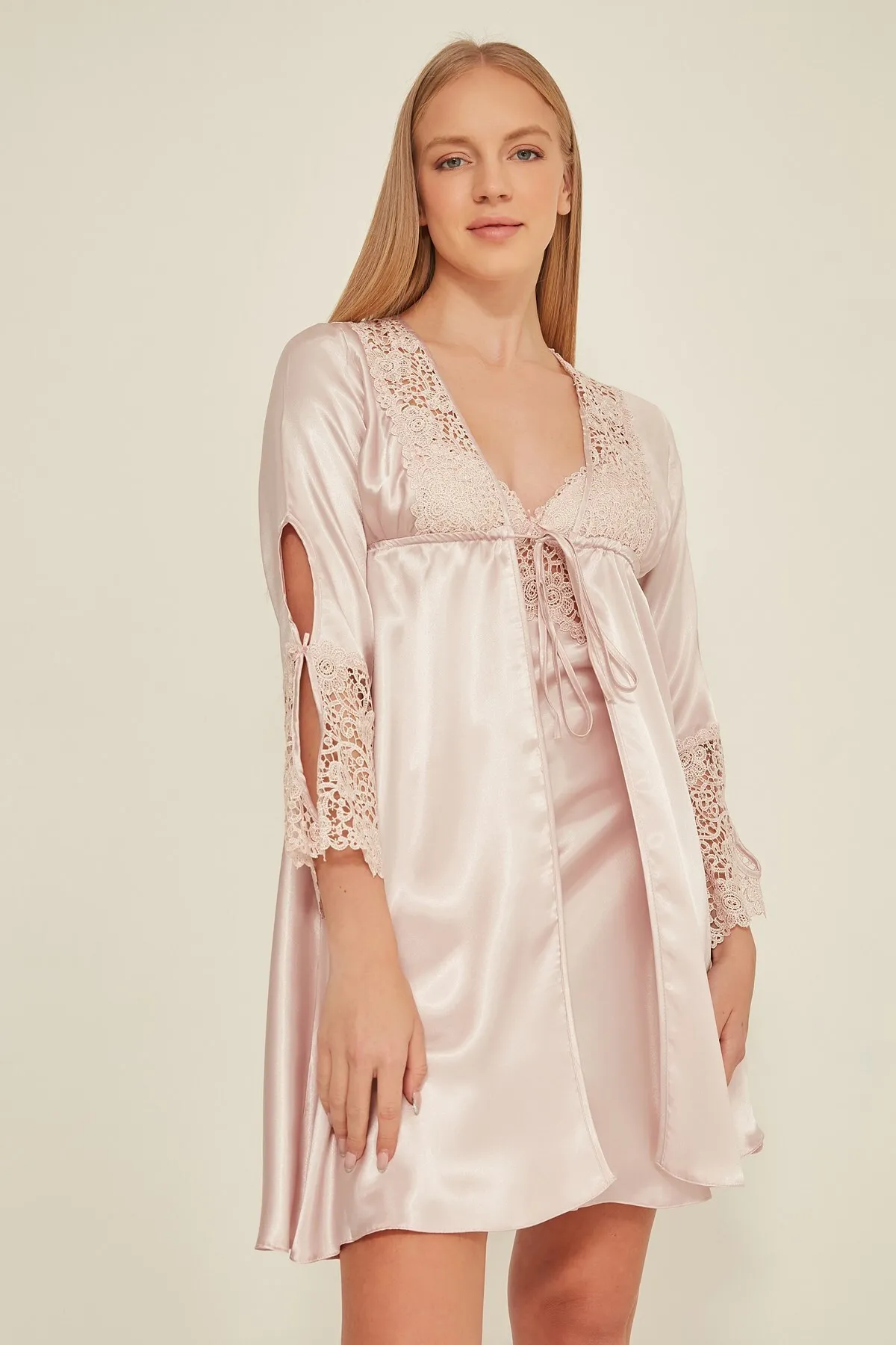 C&City  920 2-teiliges Aussteuerset für Damen, Nachthemd, Morgenmantel, Puder