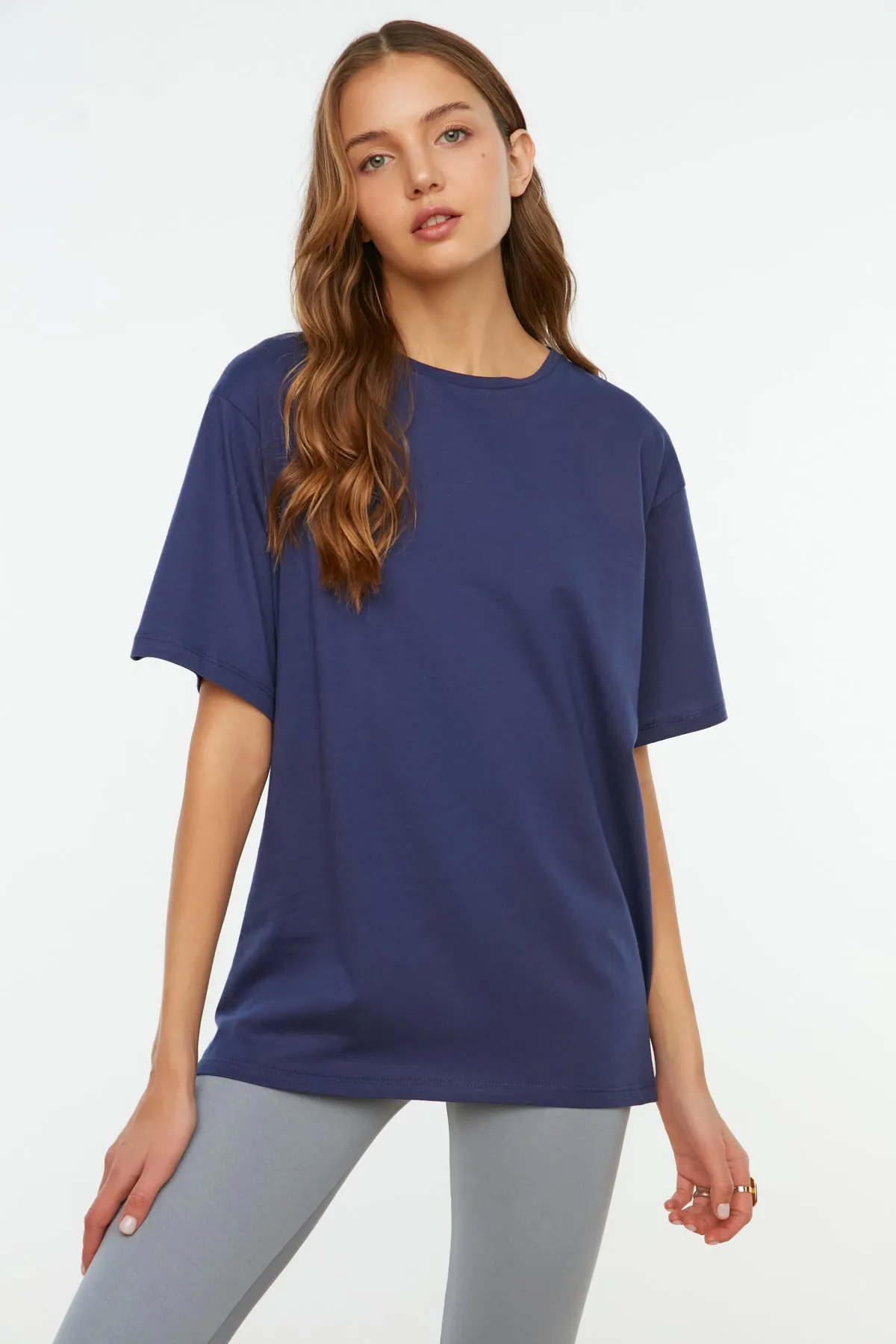 Trendyol Collection  Marineblaues Boyfriend-Strick-T-Shirt aus 100 % Baumwolle mit weitem Schnitt und Rundhalsausschnitt TWOSS20TS0134