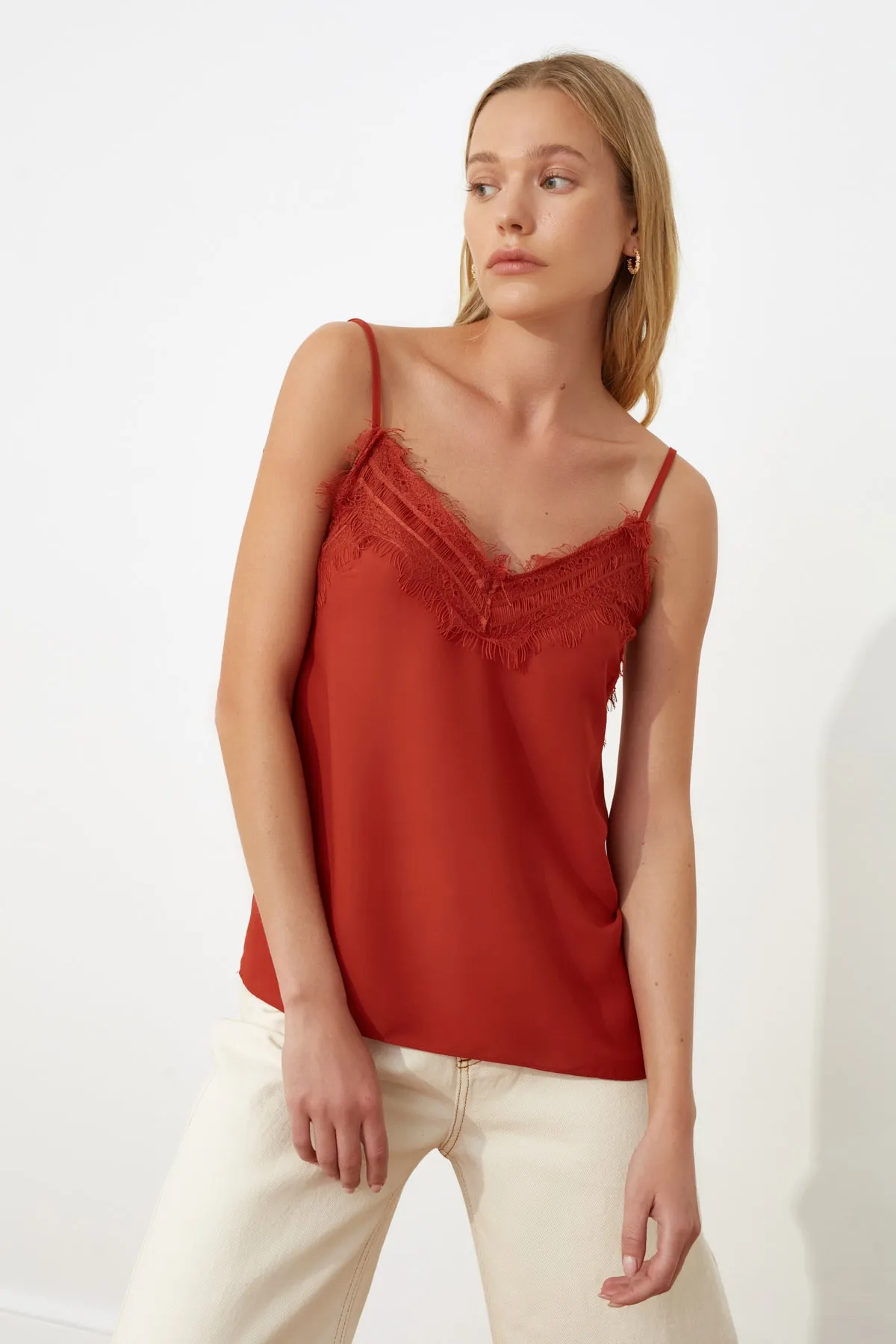 Trendyol Collection  Riemchenbluse aus gefliester, gewebter Spitze mit detaillierten Details TWOSS19BB0208