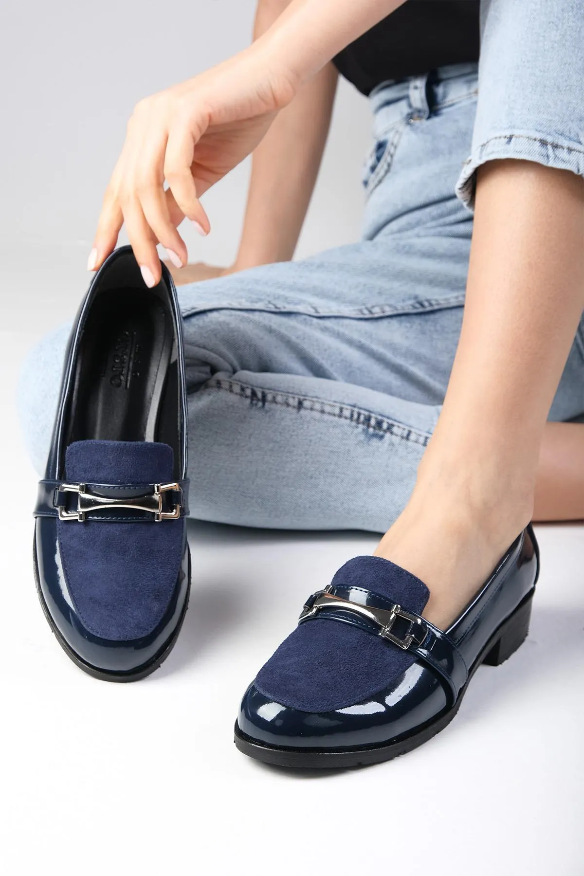 Mio Gusto  Marineblaue, flache Oxford-Schuhe aus Lackleder und Wildleder für Damen